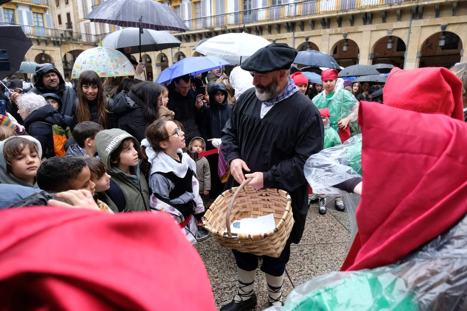 WhatsApp Image 2025 12 24 at 12.36.01 1 Olentzero y Mari Domingi desafían a la lluvia en Donostia