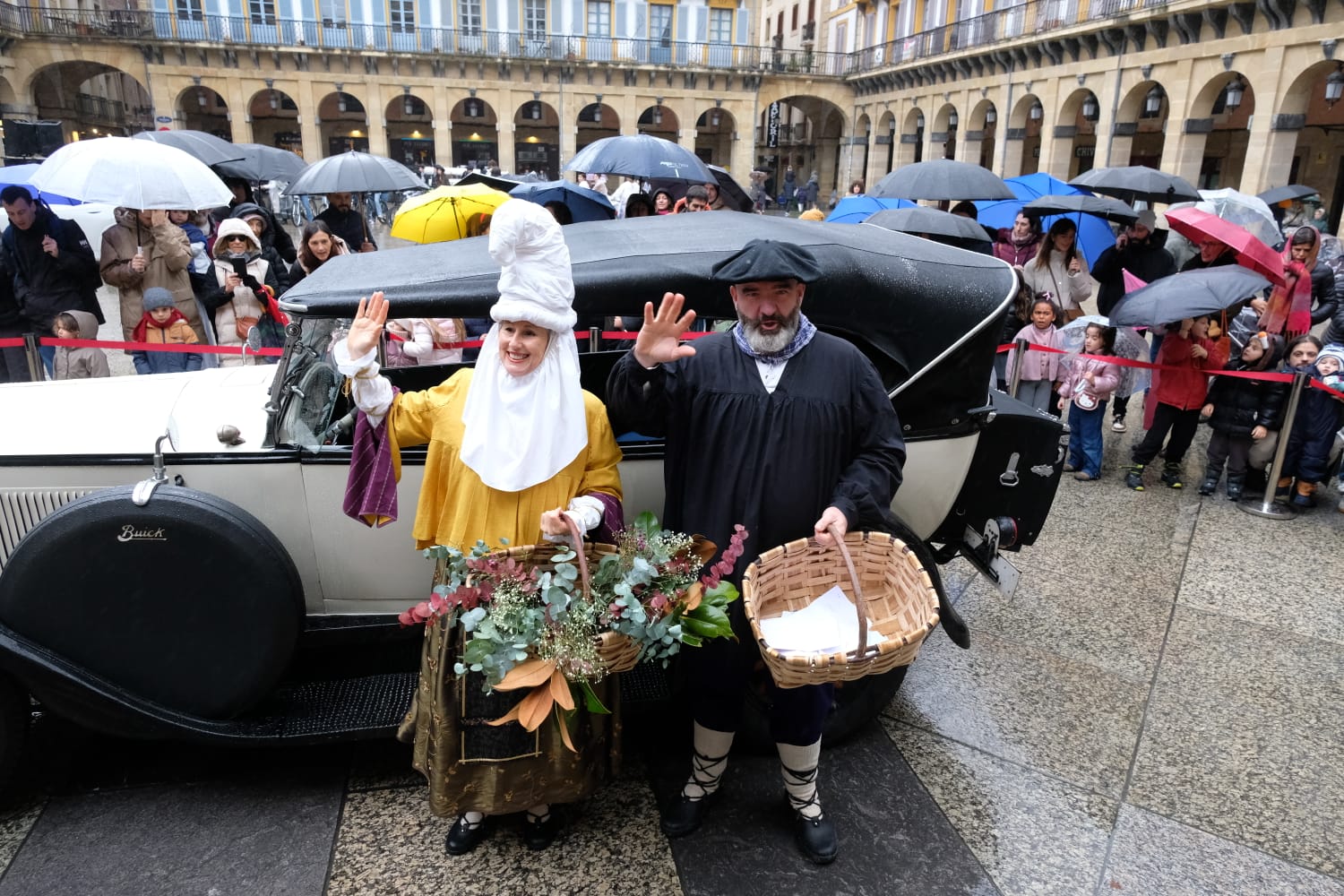 WhatsApp Image 2025 12 24 at 12.36.01 Olentzero y Mari Domingi desafían a la lluvia en Donostia