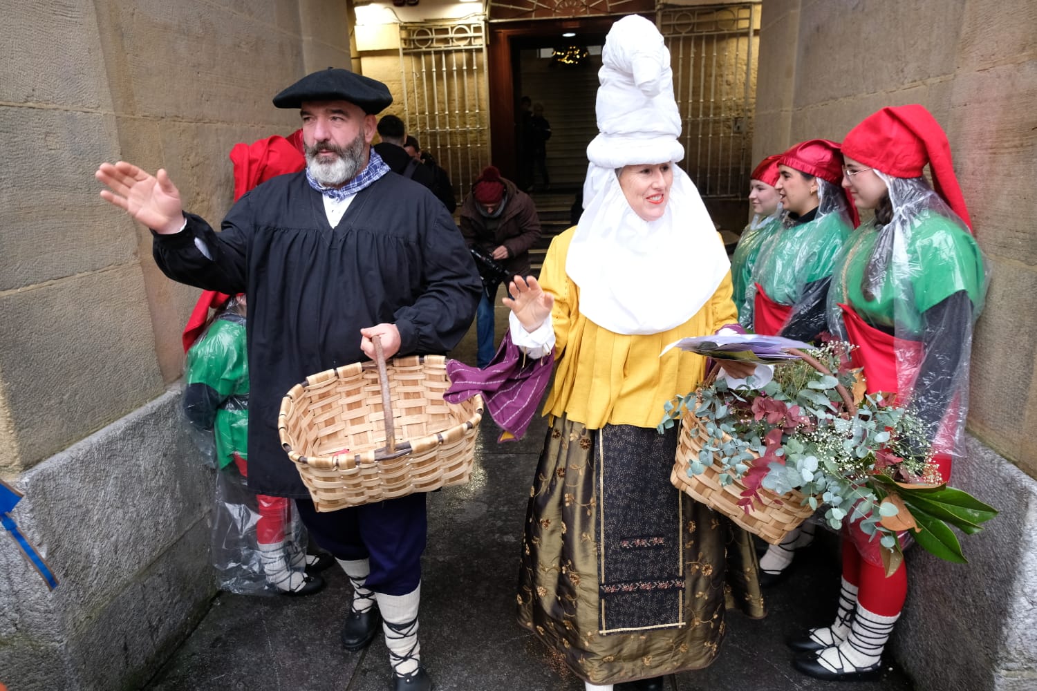WhatsApp Image 2025 12 24 at 12.36.02 2 Olentzero y Mari Domingi desafían a la lluvia en Donostia