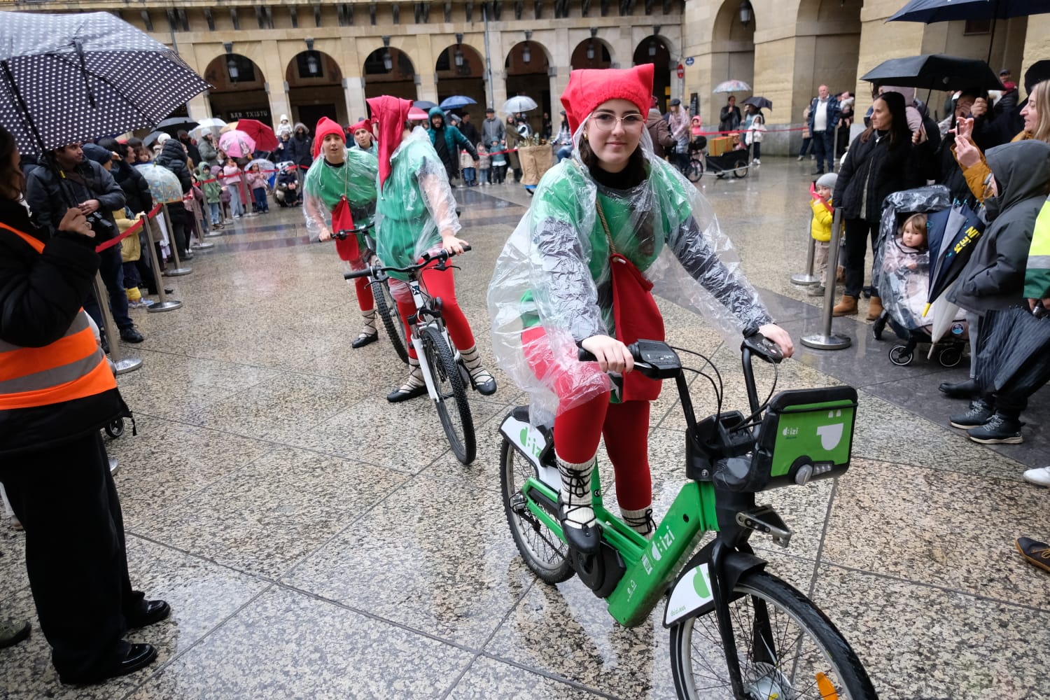 WhatsApp Image 2025 12 24 at 12.36.02 3 Olentzero y Mari Domingi desafían a la lluvia en Donostia