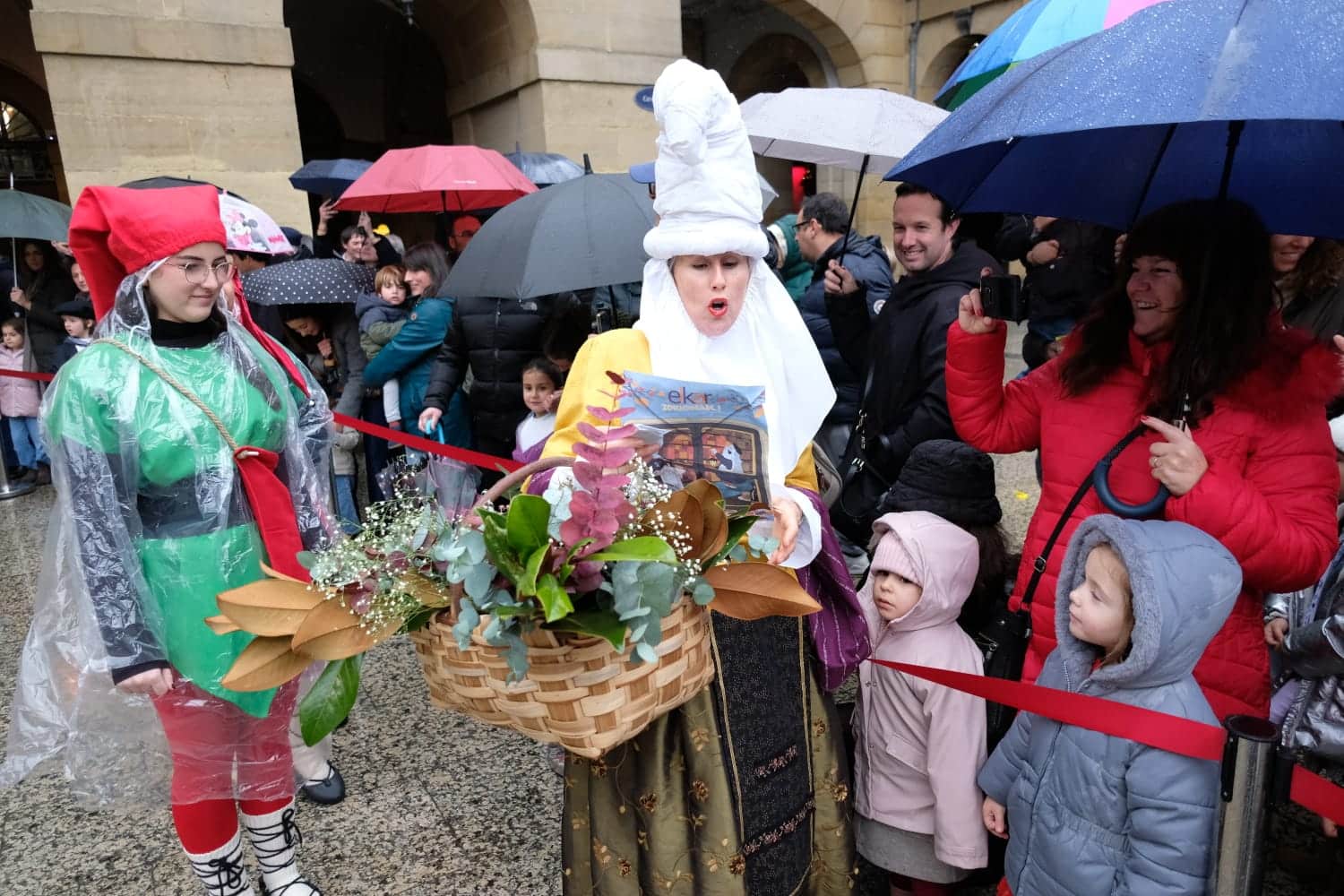 WhatsApp Image 2025 12 24 at 12.36.02 Olentzero y Mari Domingi desafían a la lluvia en Donostia