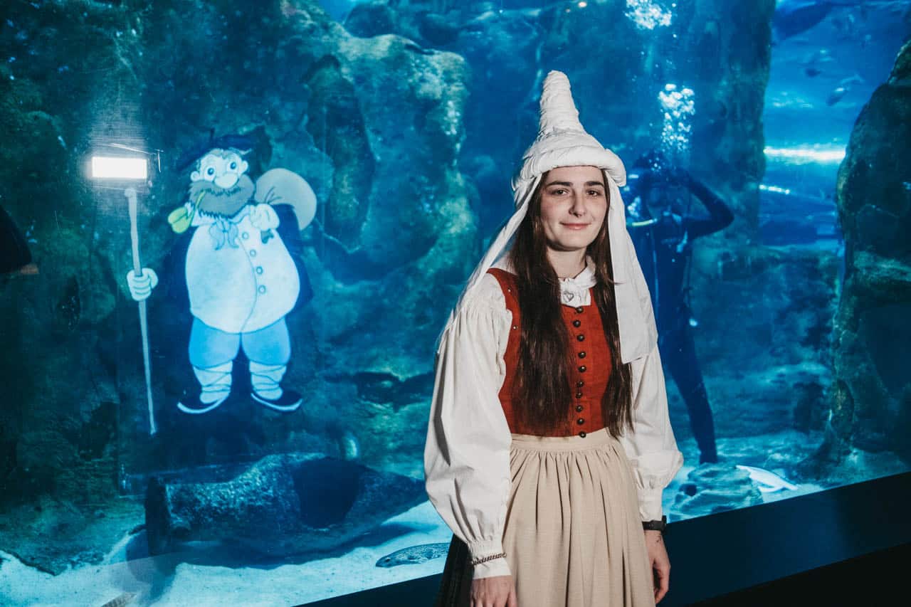 XE3S7015 XE3S7015 Olentzero, entre tiburones en el Aquarium donostiarra