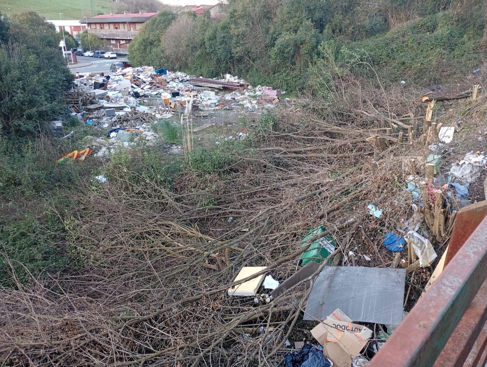 1000034106 El 'vertedero' del Polígono 27 crece ante la desesperación vecinal