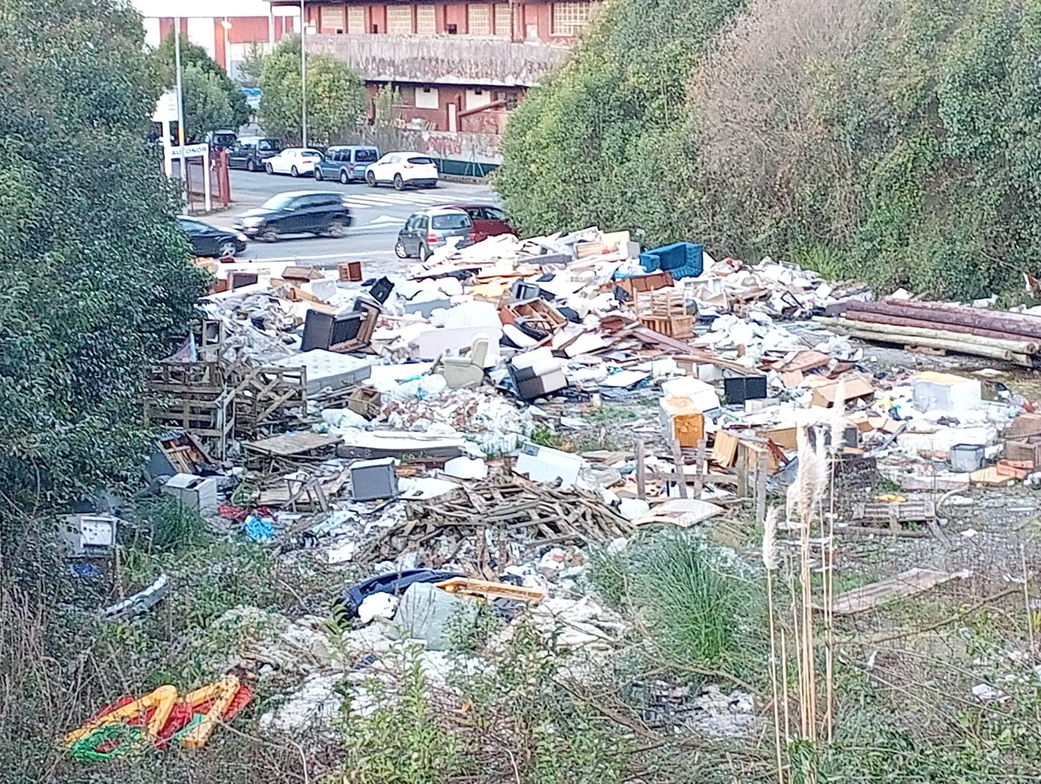 1000034107 scaled El 'vertedero' del Polígono 27 crece ante la desesperación vecinal