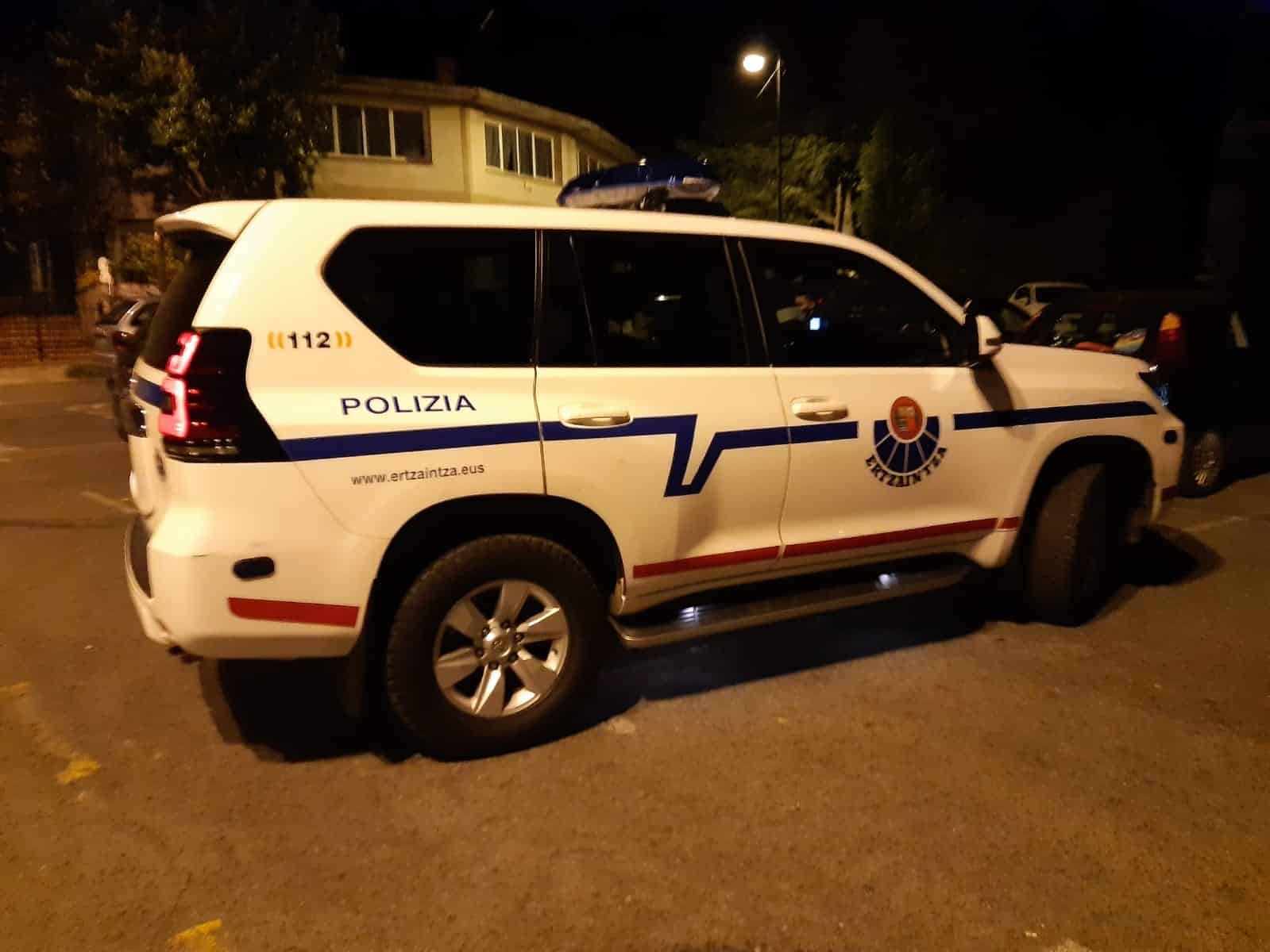 Ertzaintza Dos hombres detenidos en San Sebastián tras robar un bolso y agredir al personal de un bar