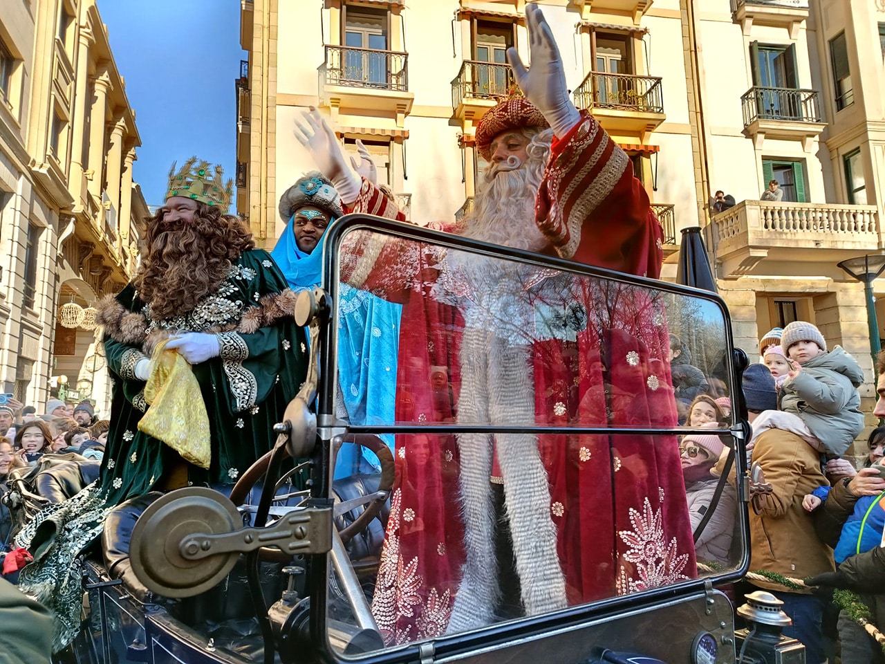 Reyes Magos 2 (Fotos y vídeo) Los Reyes Magos disfrutan de una intensa (y fría) jornada en Donostia