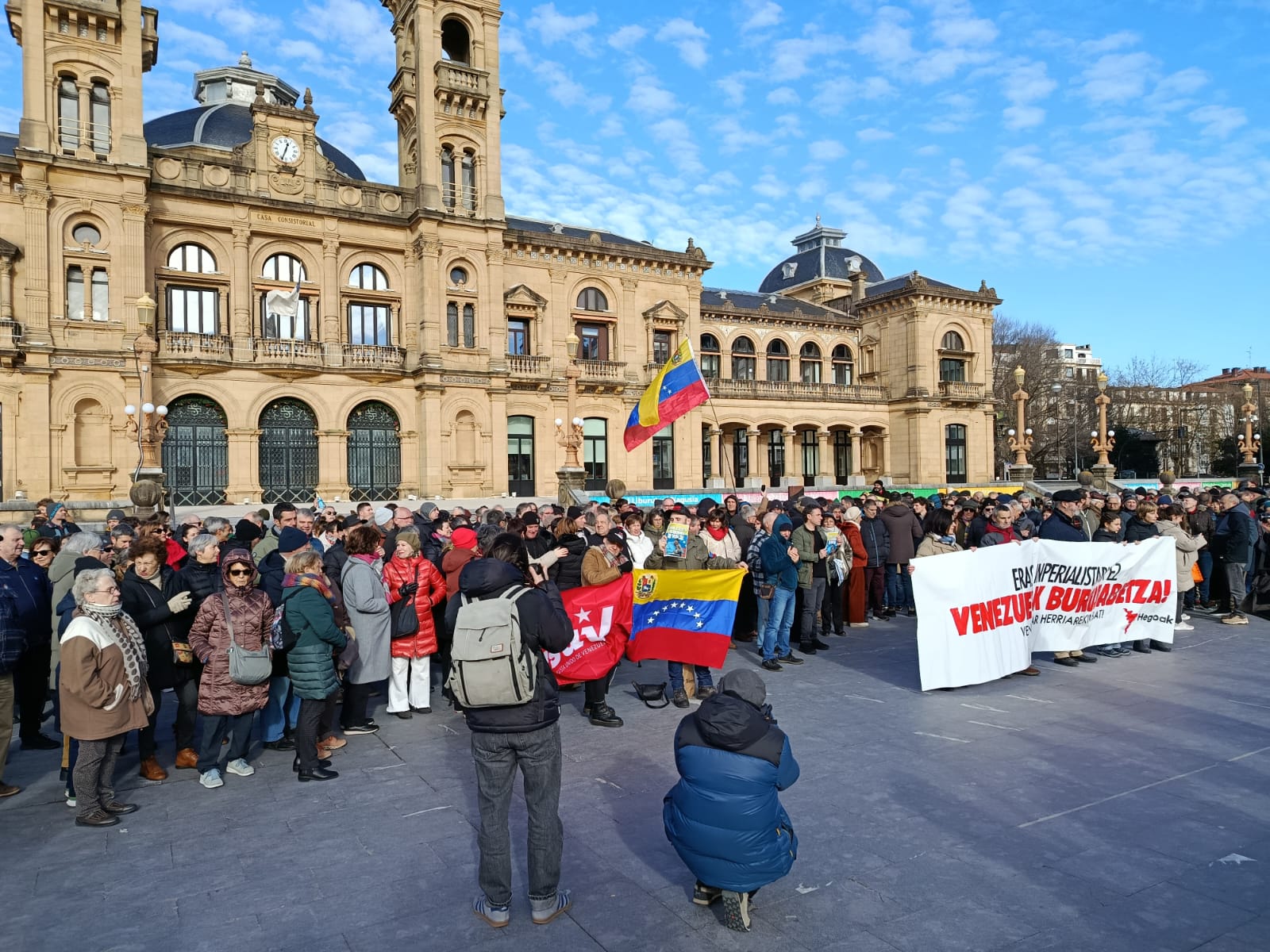 WhatsApp Image 2026 01 04 at 12.35.26 1 Protesta en Donostia contra el ataque de Estados Unidos a Venezuela