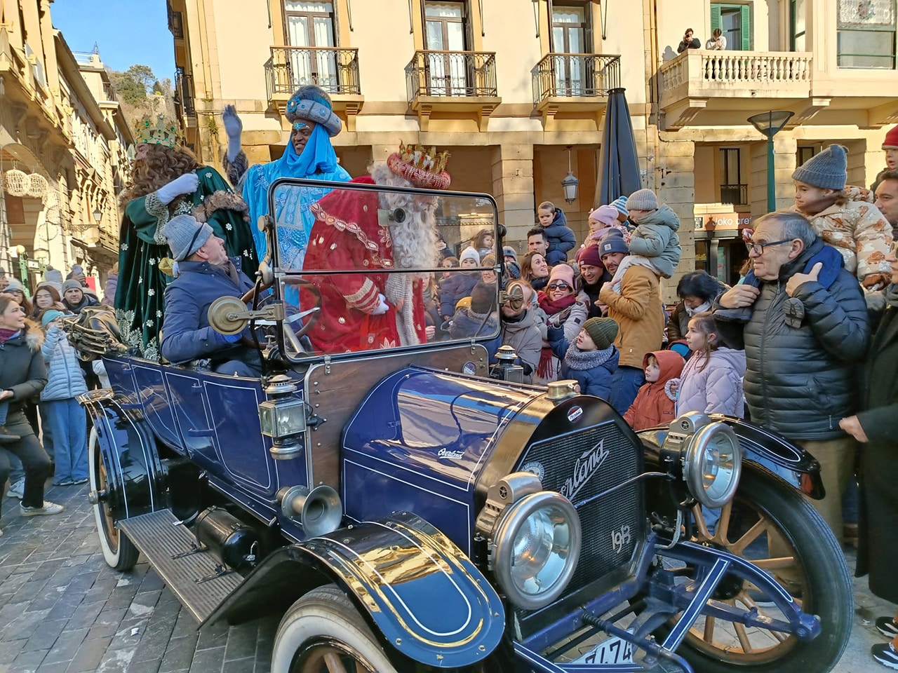 WhatsApp Image 2026 01 05 at 10.47.24 (Fotos y vídeo) Los Reyes Magos disfrutan de una intensa (y fría) jornada en Donostia