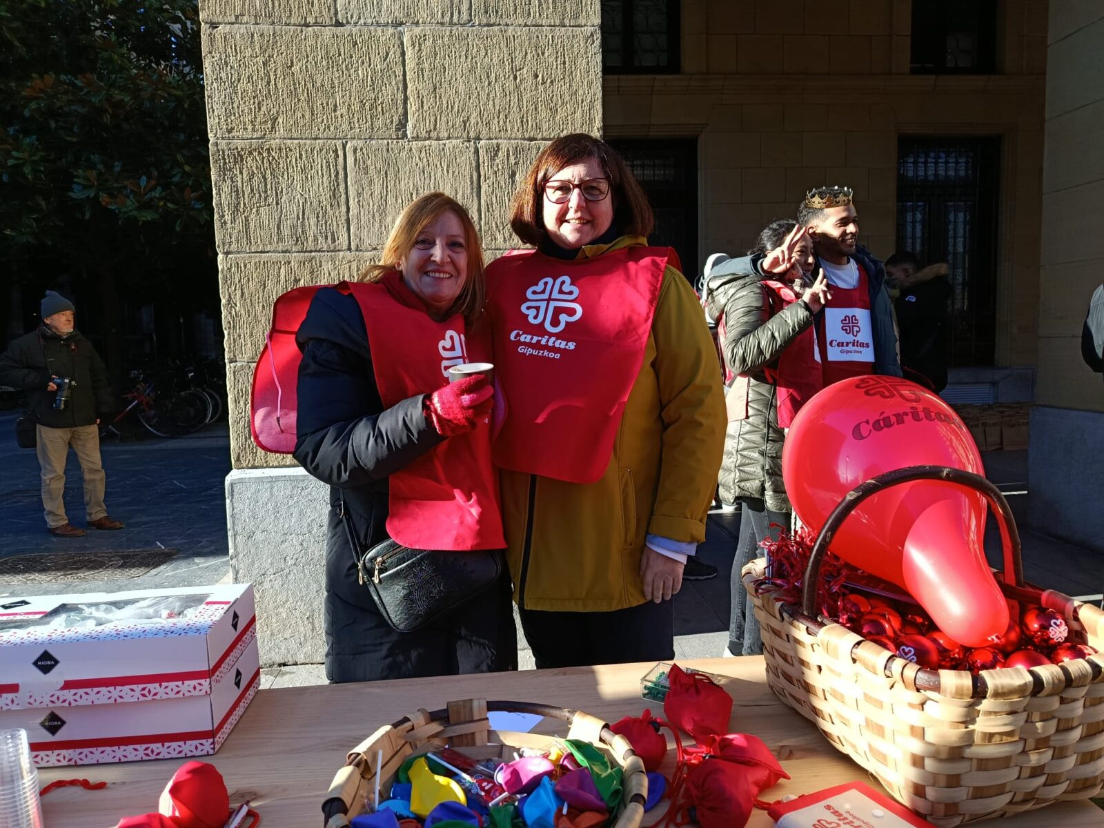 WhatsApp Image 2026-01-05 at 11.53.21 WhatsApp Image 2026 01 05 at 11.53.21 Roscón Solidario de Caritas y chocolate para calentar la fría mañana en Donostia