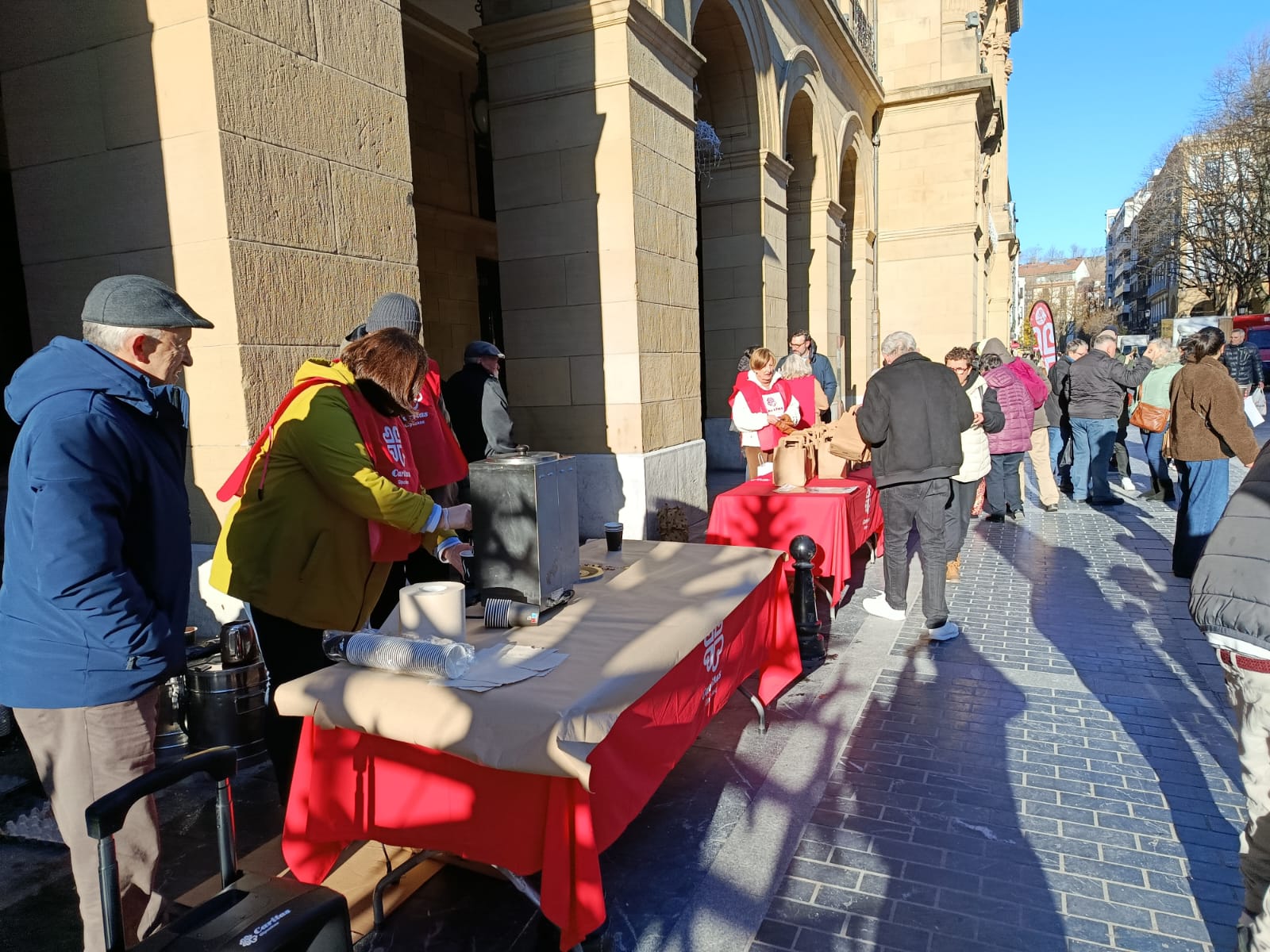 WhatsApp Image 2026-01-05 at 11.53.24 WhatsApp Image 2026 01 05 at 11.53.24 Roscón Solidario de Caritas y chocolate para calentar la fría mañana en Donostia