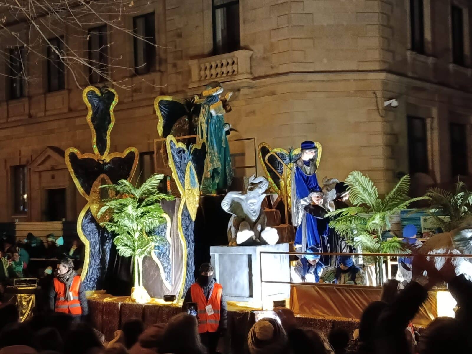 WhatsApp Image 2026 01 05 at 22.13.11 (Fotos y vídeo) Los Reyes Magos disfrutan de una intensa (y fría) jornada en Donostia