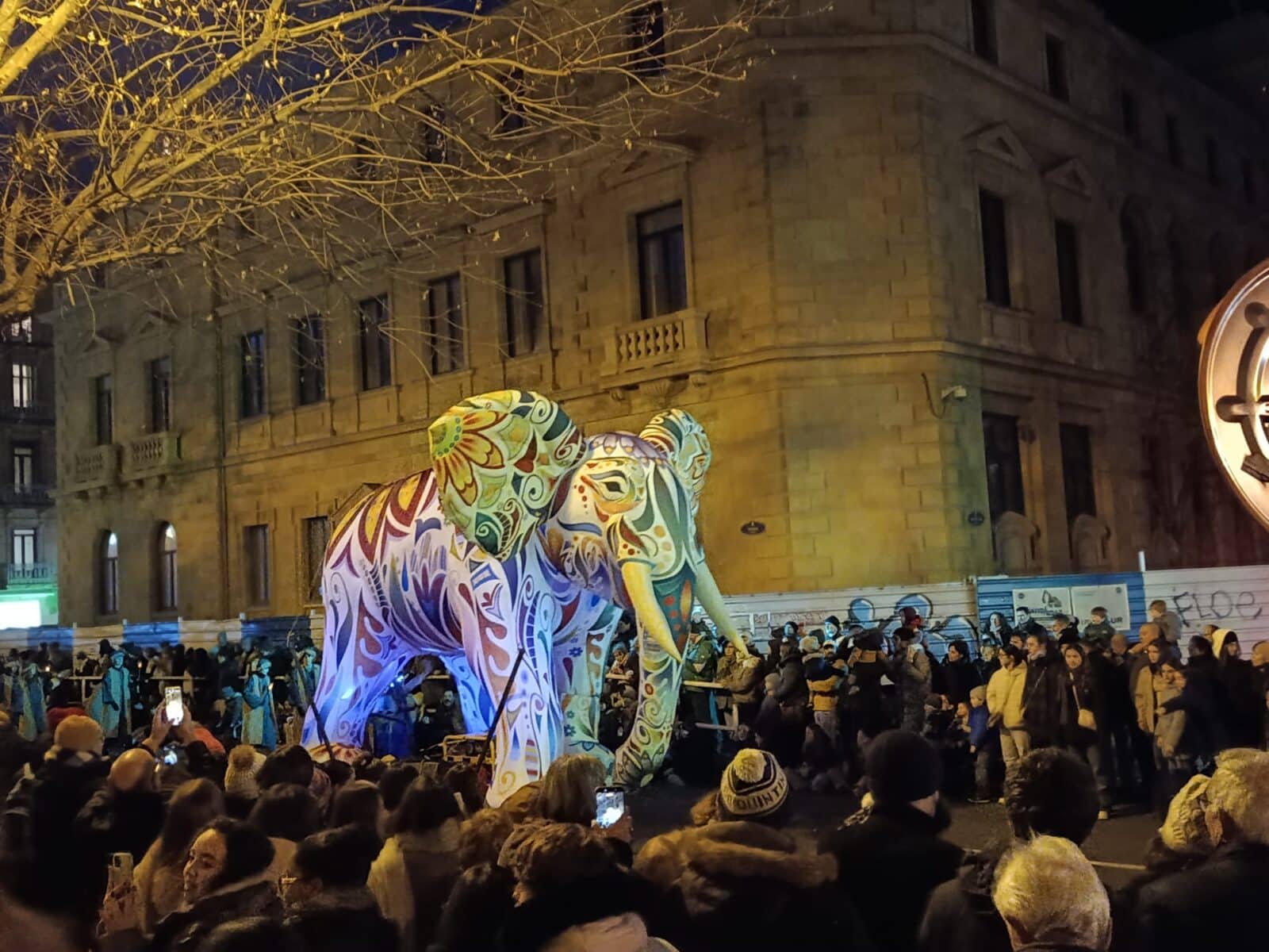 WhatsApp Image 2026 01 05 at 22.13.12 (Fotos y vídeo) Los Reyes Magos disfrutan de una intensa (y fría) jornada en Donostia