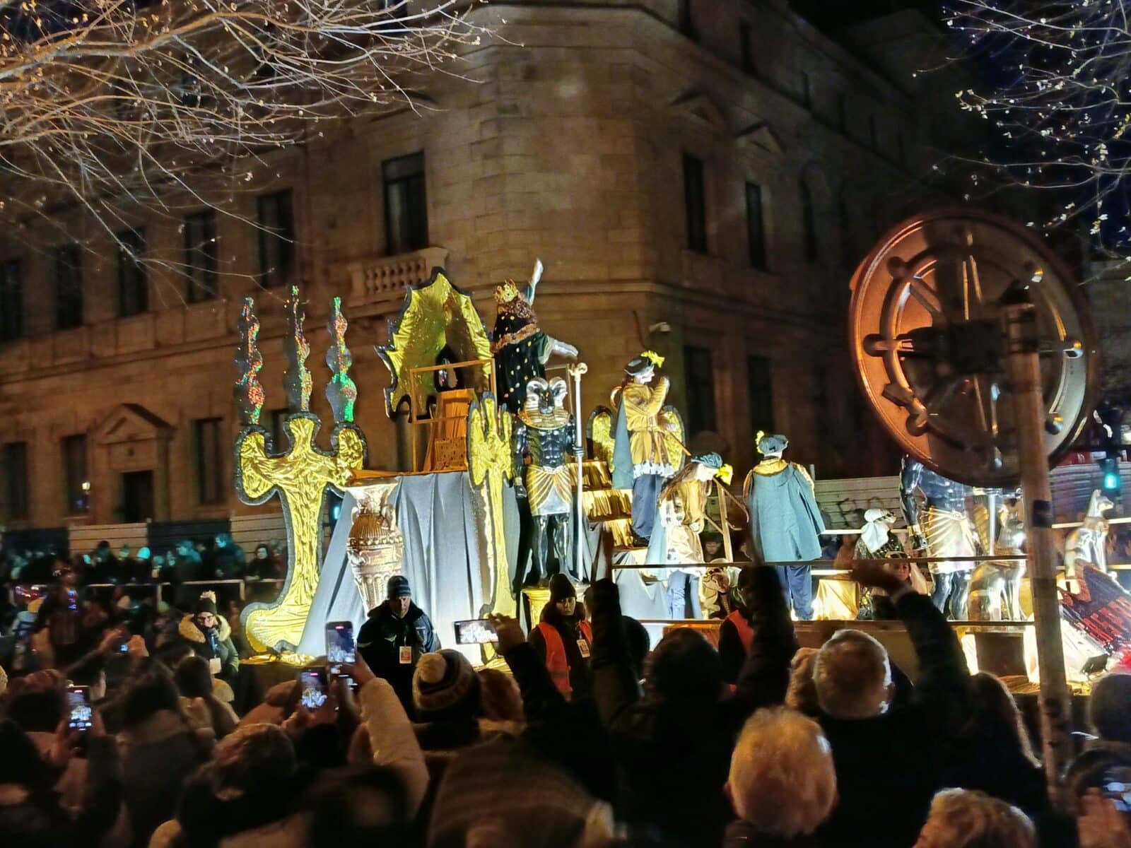 WhatsApp Image 2026 01 05 at 22.13.13 (Fotos y vídeo) Los Reyes Magos disfrutan de una intensa (y fría) jornada en Donostia