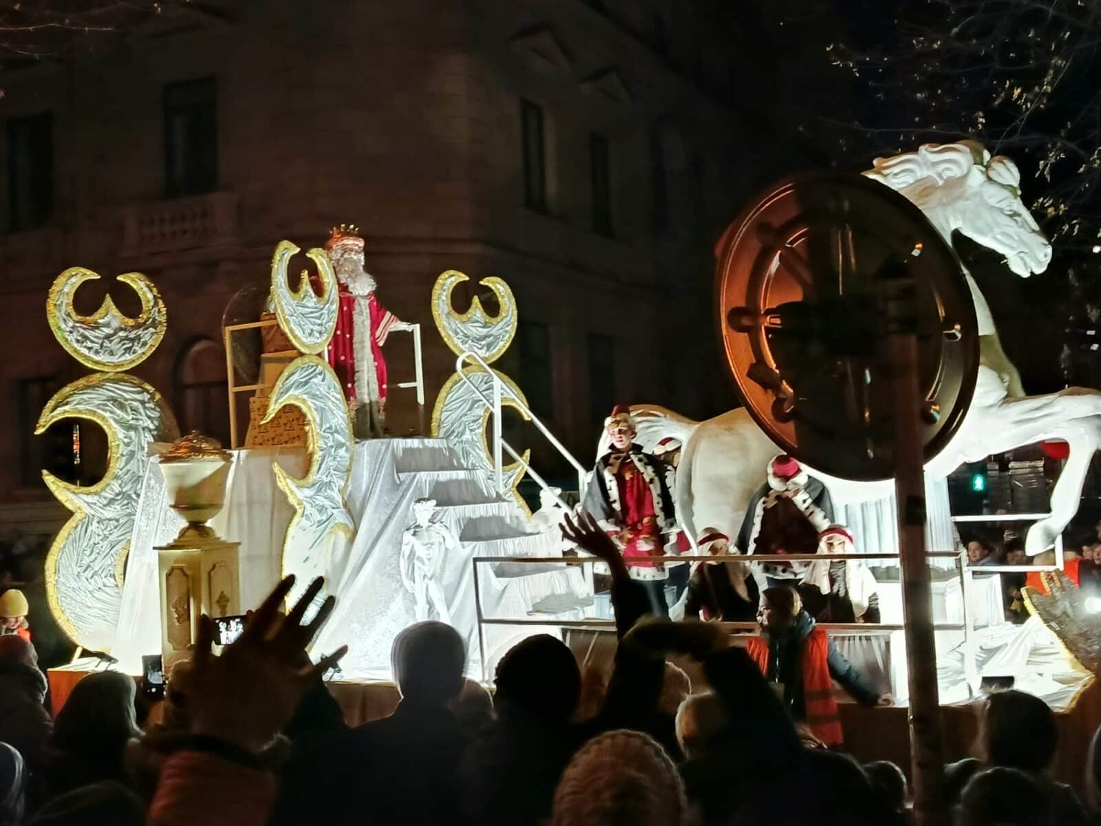 WhatsApp Image 2026 01 05 at 22.13.14 (Fotos y vídeo) Los Reyes Magos disfrutan de una intensa (y fría) jornada en Donostia