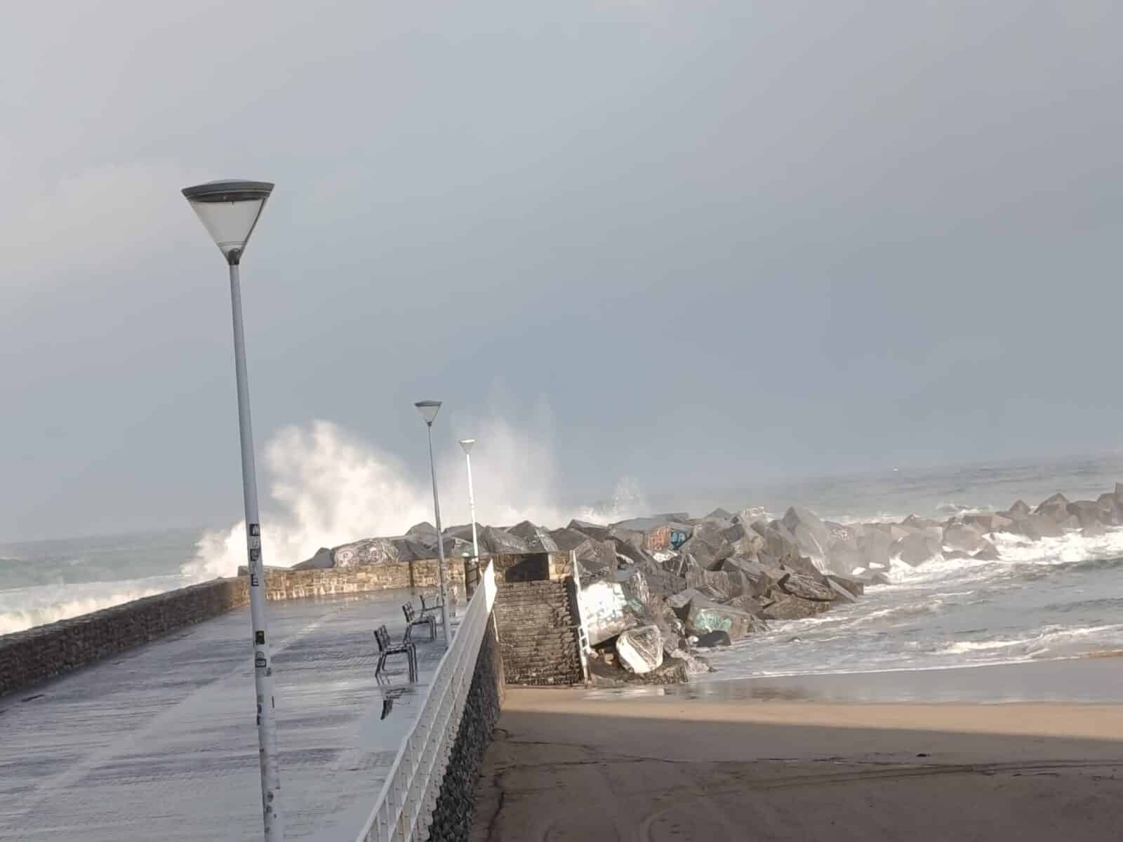 WhatsApp Image 2026-01-09 at 10.11.46 (2) WhatsApp Image 2026 01 09 at 10.11.46 2 (Fotos y vídeo) La borrasca Goretti sacude con fuerza la costa donostiarra