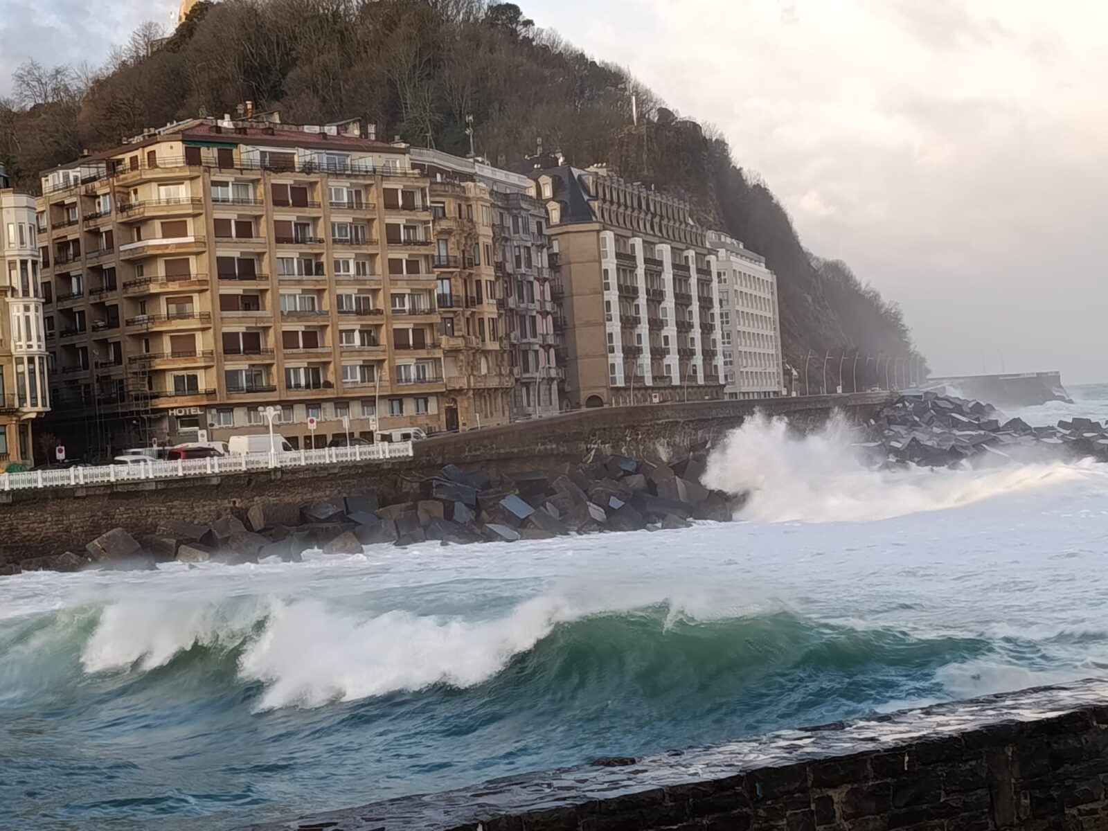 (Fotos y vídeo) La borrasca Goretti sacude con fuerza la costa donostiarra 2 WhatsApp Image 2026 01 09 at 10.11.47 (Fotos y vídeo) La borrasca Goretti sacude con fuerza la costa donostiarra