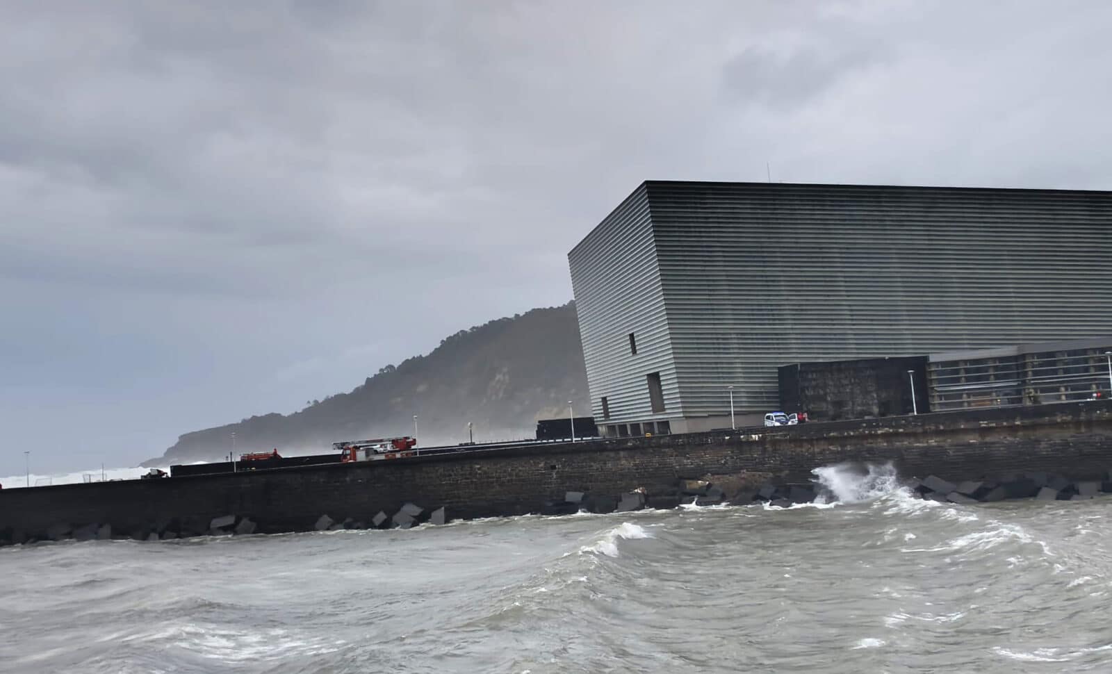 WhatsApp Image 2026 01 09 at 12.13.53 1 Rescatan el cuerpo del hombre caído al mar junto al Kursaal en plena alerta por temporal