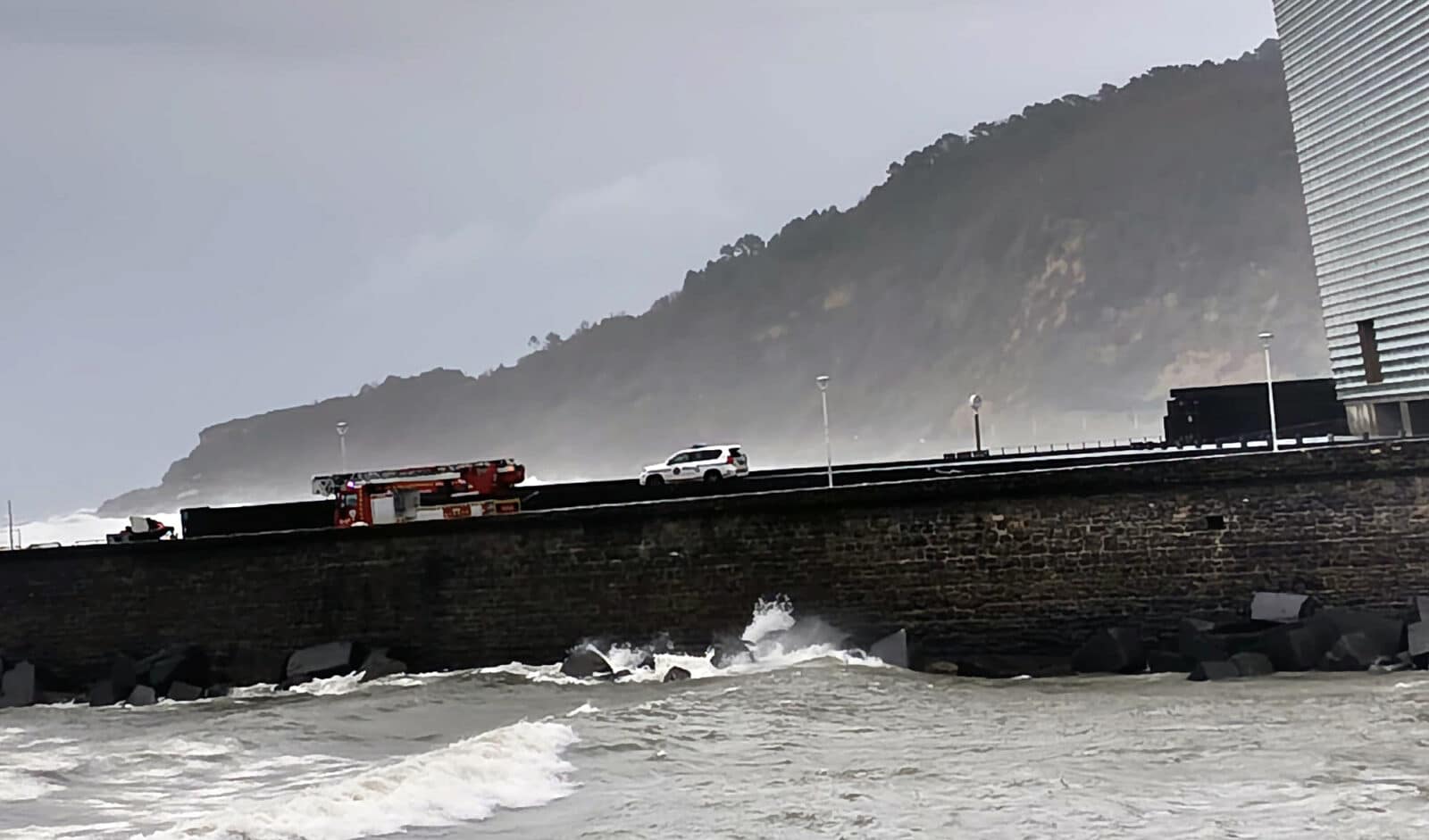 WhatsApp Image 2026 01 09 at 12.13.53 Rescatan el cuerpo del hombre caído al mar junto al Kursaal en plena alerta por temporal