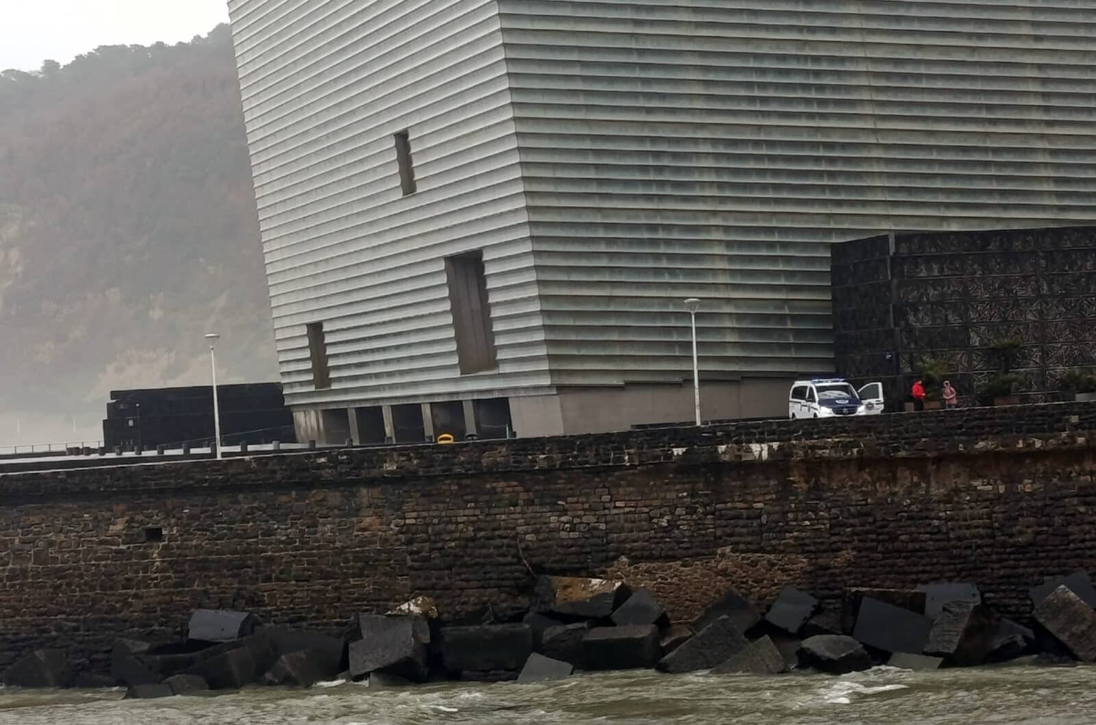 WhatsApp Image 2026 01 09 at 12.13.53 2 Rescatan el cuerpo del hombre caído al mar junto al Kursaal en plena alerta por temporal