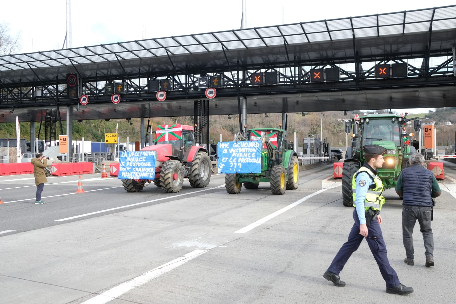 WhatsApp Image 2026 01 15 at 12.13.47 Ganaderos de Euskadi y Navarra denuncian en Irun el “desamparo” ante la dermatosis y el Mercosur