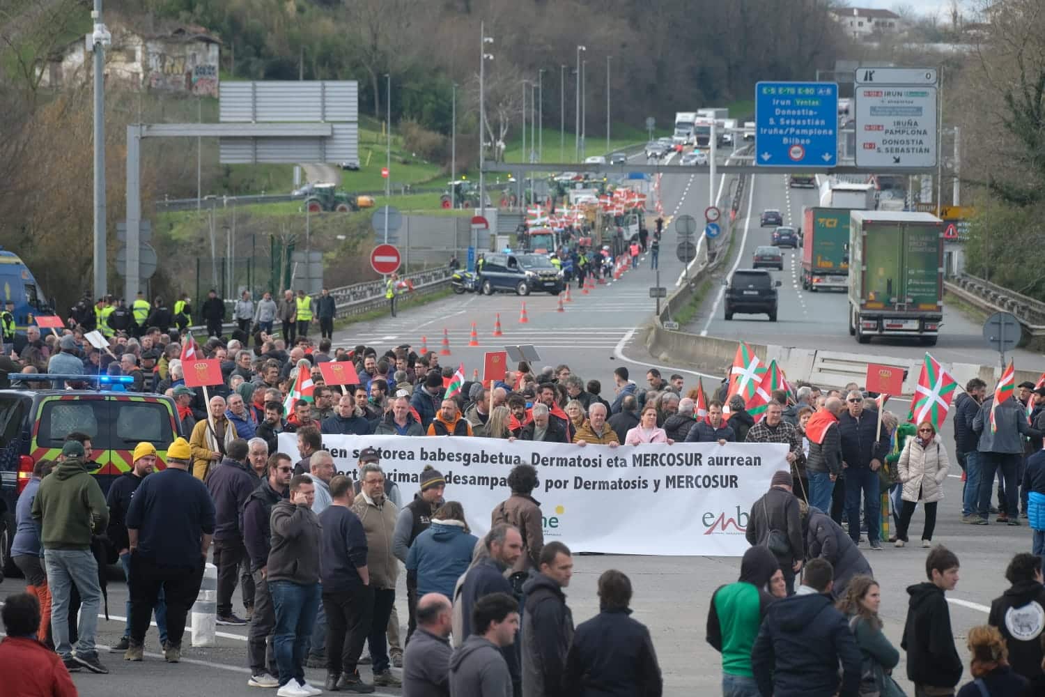WhatsApp Image 2026 01 15 at 12.13.48 1 Ganaderos de Euskadi y Navarra denuncian en Irun el “desamparo” ante la dermatosis y el Mercosur