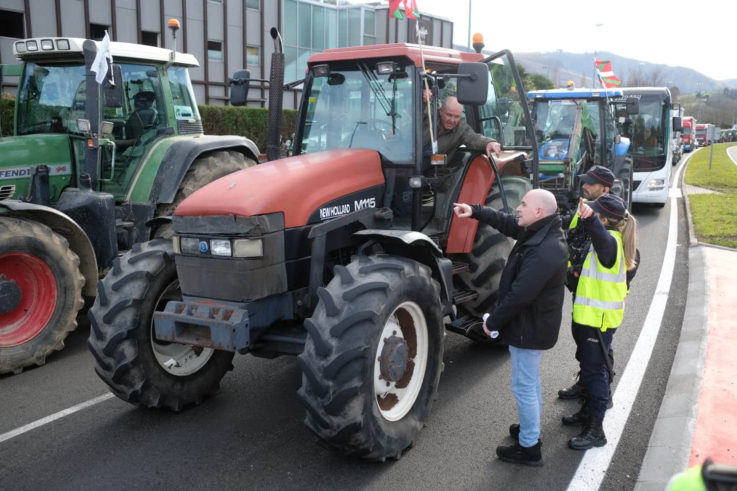 WhatsApp Image 2026 01 15 at 12.13.48 Ganaderos de Euskadi y Navarra denuncian en Irun el “desamparo” ante la dermatosis y el Mercosur