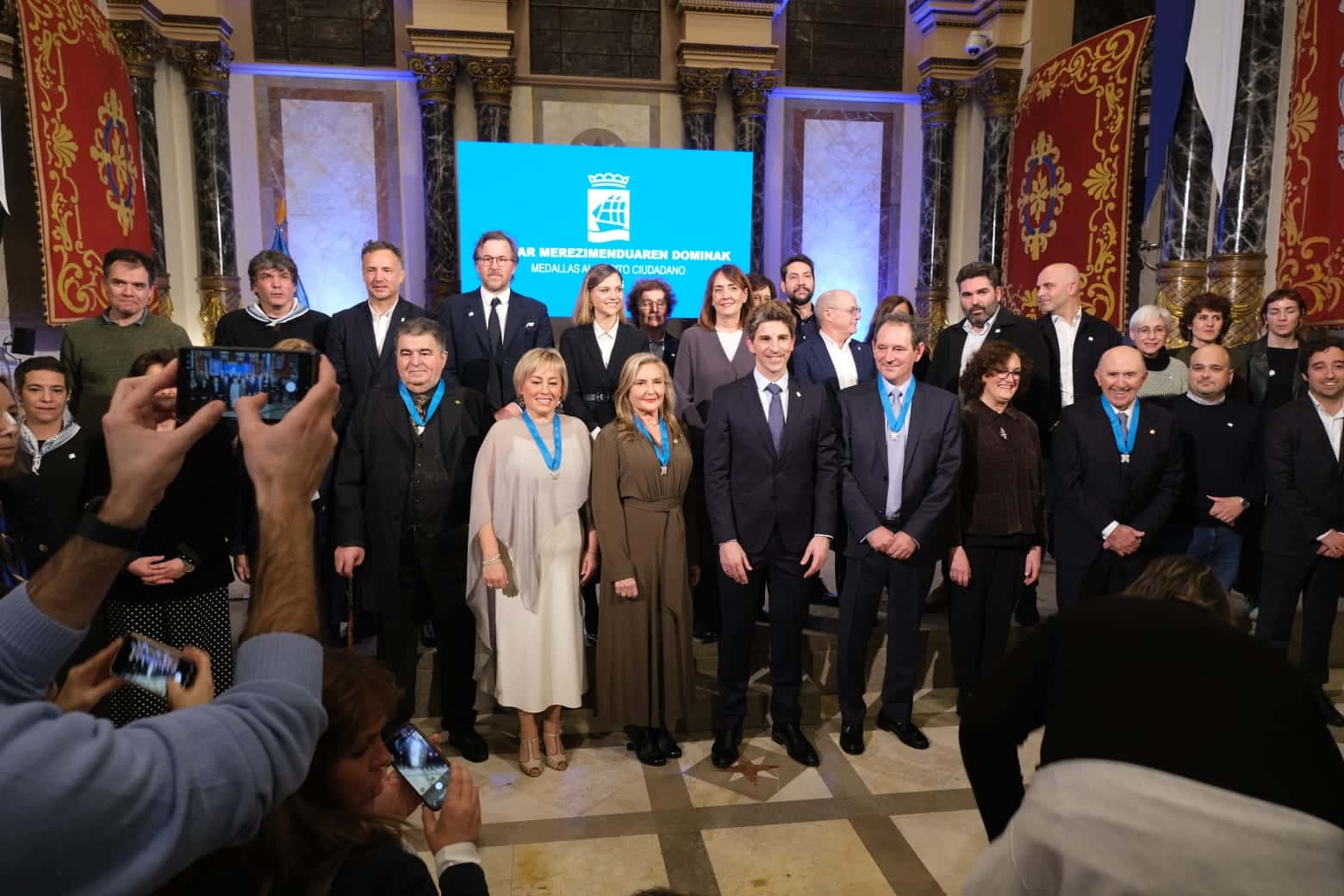 WhatsApp Image 2026-01-19 at 20.44.18 WhatsApp Image 2026 01 19 at 20.44.18 Emoción y reconocimiento compartido en la entrega de las Medallas al Mérito Ciudadano 2026 en Donostia