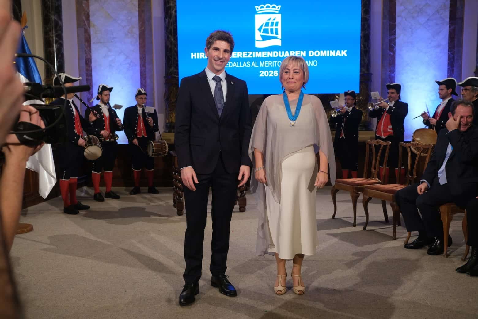 WhatsApp Image 2026-01-19 at 20.44.19 (1) WhatsApp Image 2026 01 19 at 20.44.19 1 Emoción y reconocimiento compartido en la entrega de las Medallas al Mérito Ciudadano 2026 en Donostia