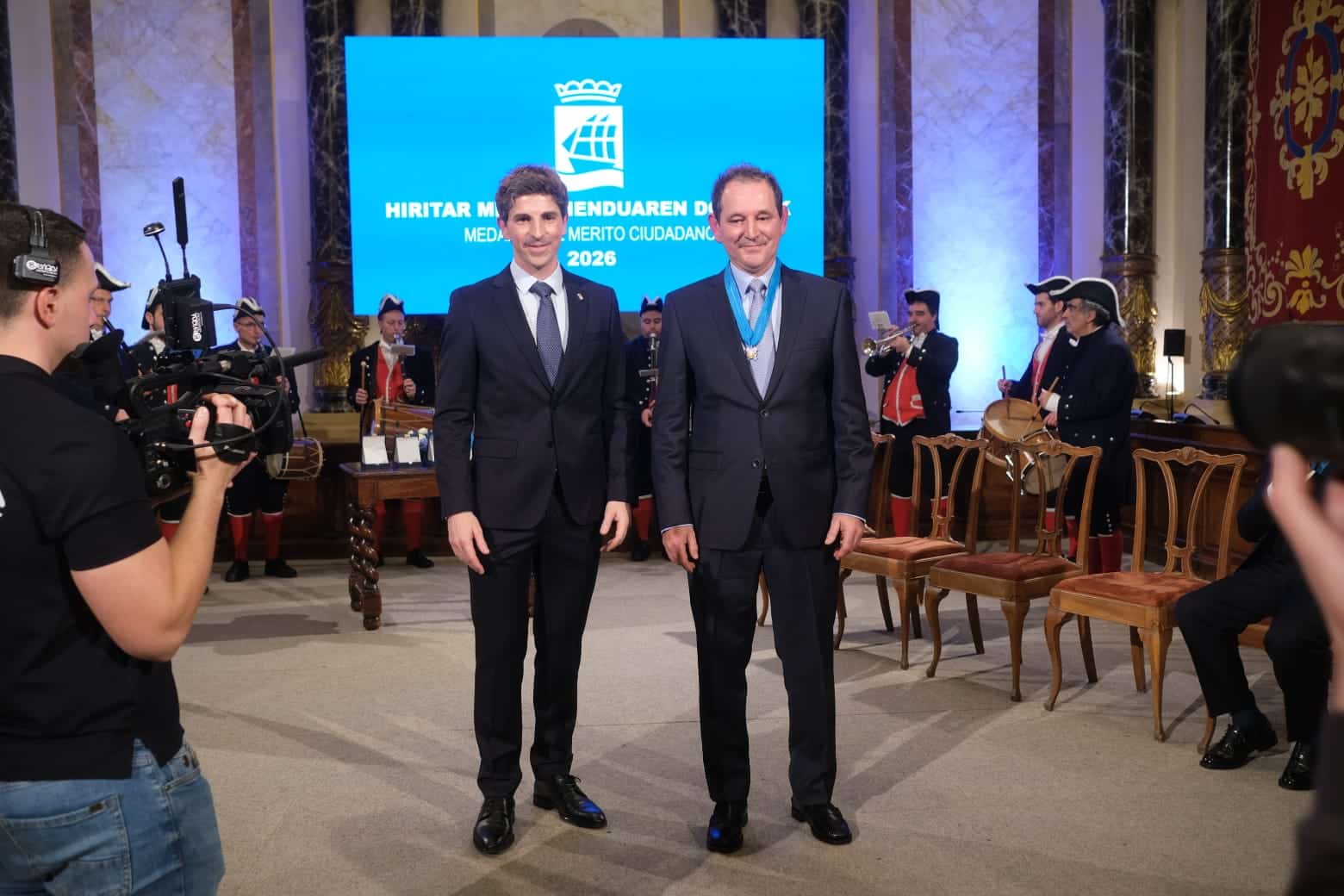 WhatsApp Image 2026-01-19 at 20.44.19 (3) WhatsApp Image 2026 01 19 at 20.44.19 3 Emoción y reconocimiento compartido en la entrega de las Medallas al Mérito Ciudadano 2026 en Donostia