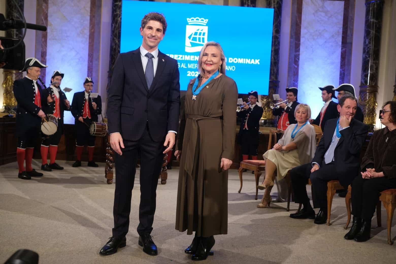 WhatsApp Image 2026-01-19 at 20.44.19 WhatsApp Image 2026 01 19 at 20.44.19 Emoción y reconocimiento compartido en la entrega de las Medallas al Mérito Ciudadano 2026 en Donostia