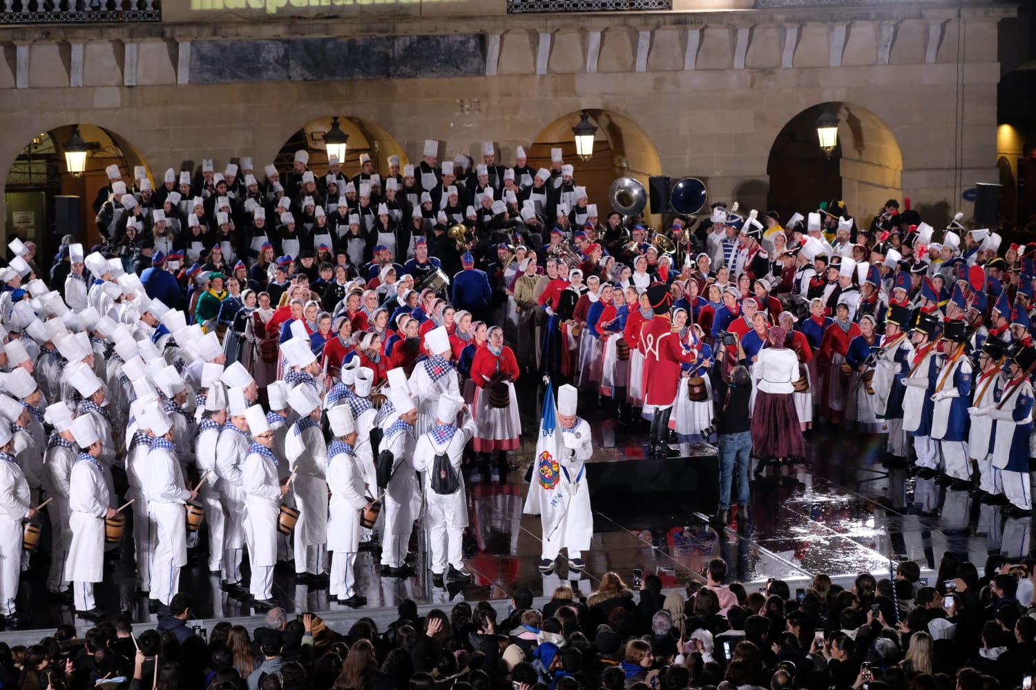 WhatsApp Image 2026-01-20 at 00.26.00 (1) WhatsApp Image 2026 01 20 at 00.26.00 1 (Fotos) Estalla la fiesta en Donostia a golpe de tambores