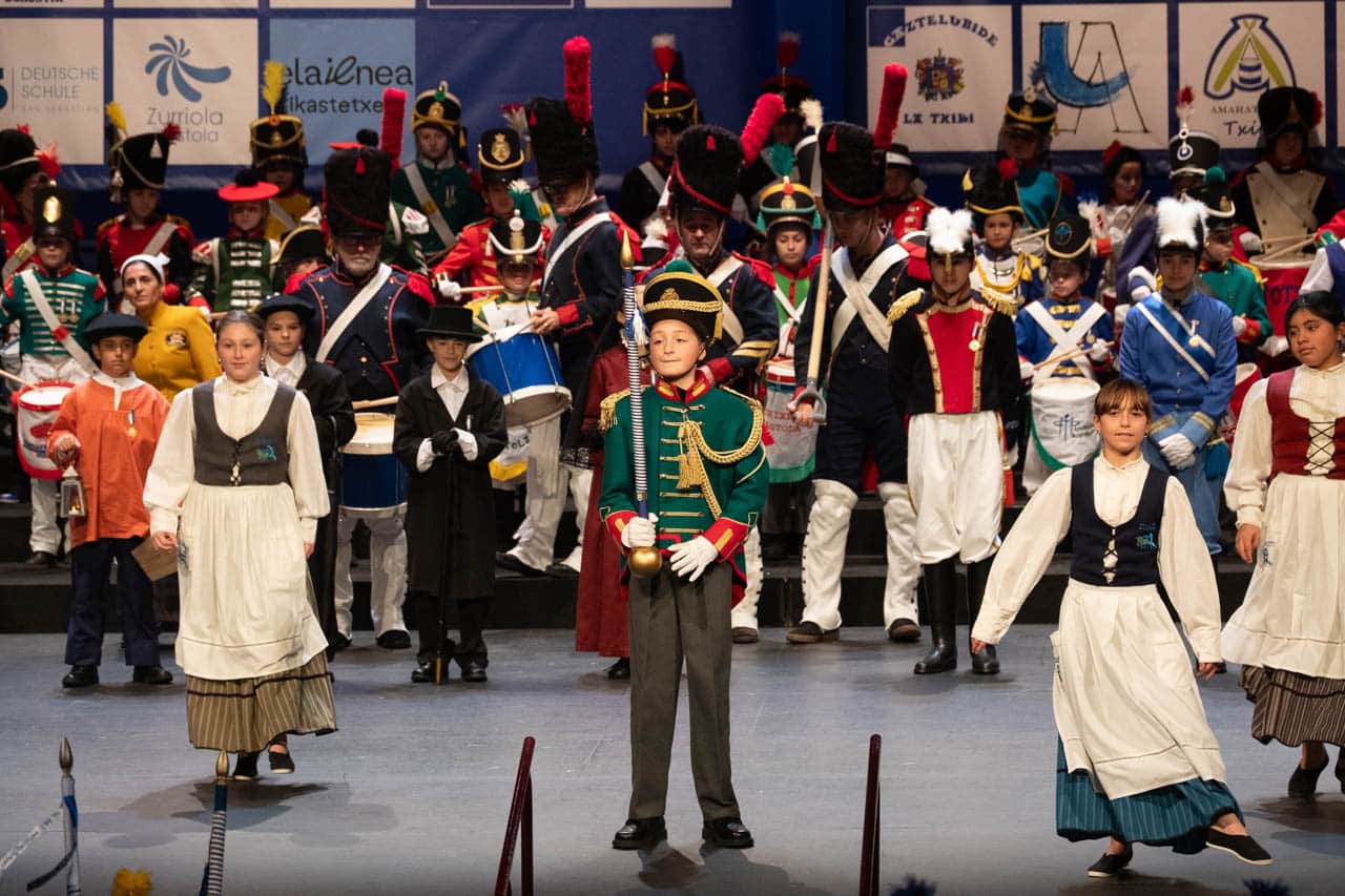 XE3S8372 (Fotos) Ilusión en la previa de la Tamborrada Infantil en el Teatro Victoria Eugenia