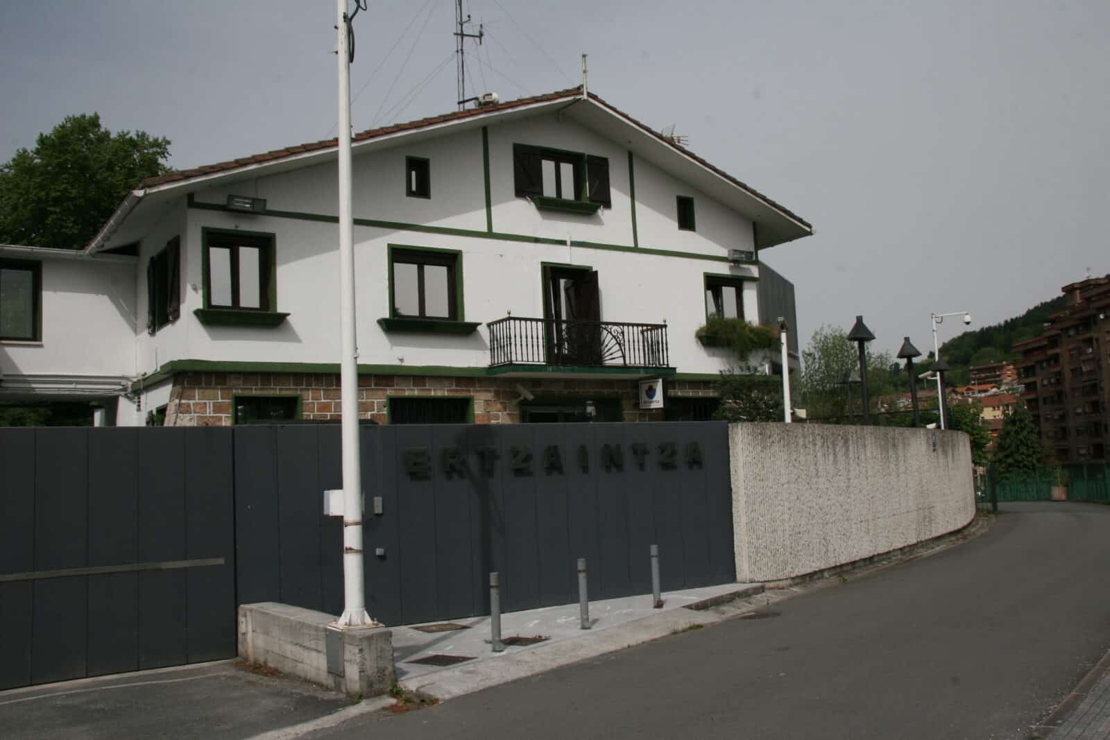 Beasain 2 Acude a la vivienda de su vecina, en Beasain, e intenta acuchillarla