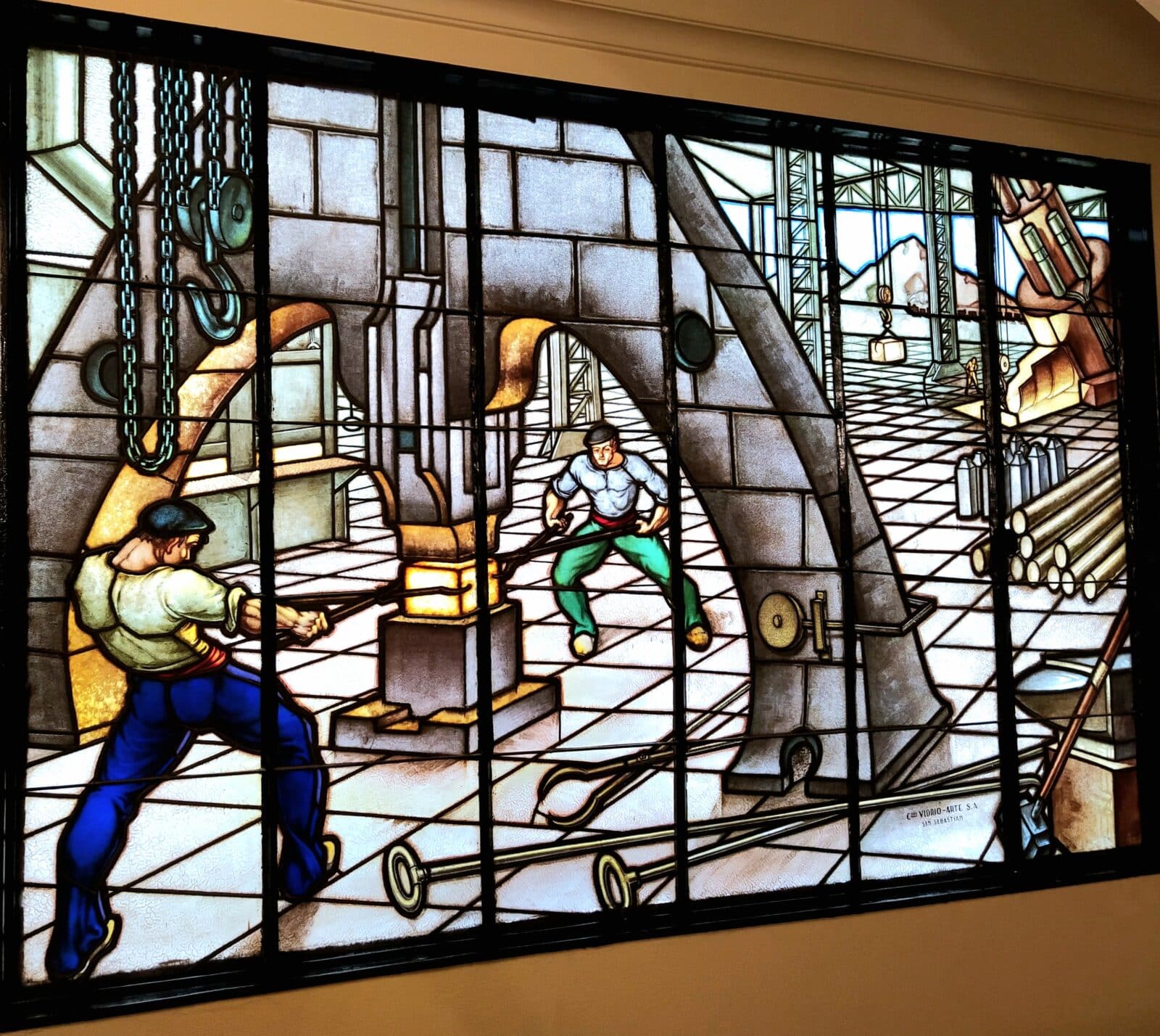 Vidriera Áncora alerta del posible vaciado integral del Edificio Pakea y pide proteger sus valiosos interiores