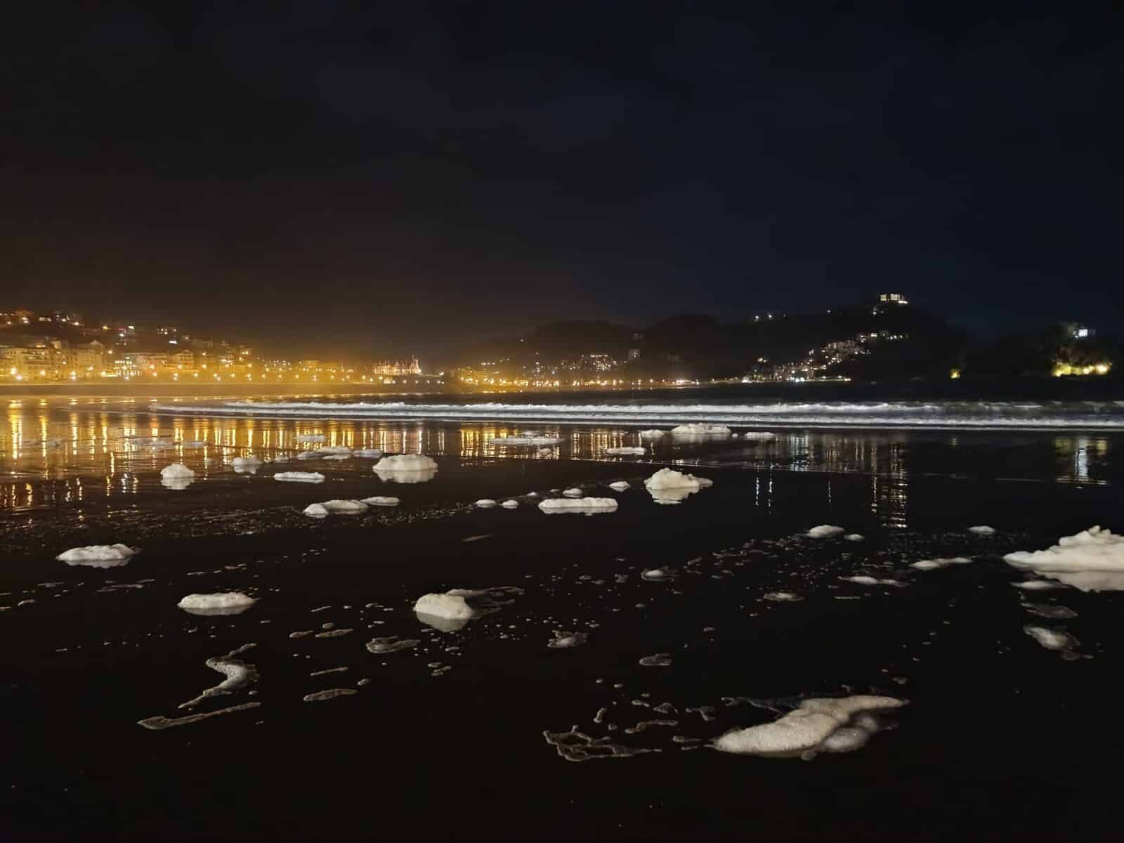 WhatsApp Image 2026 02 01 at 10.26.03 1 Espuma blanca en la noche de La Concha tras el temporal