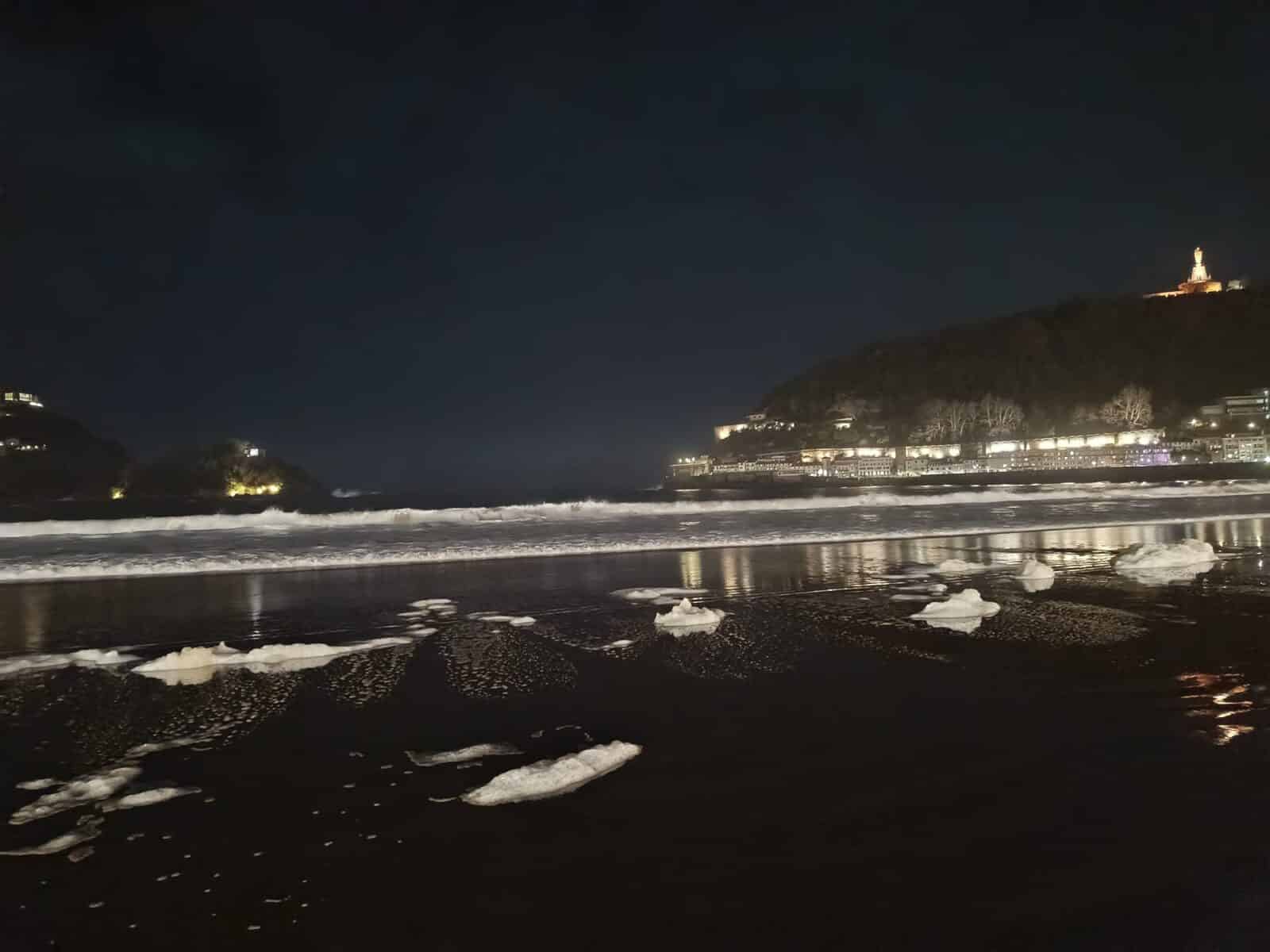 WhatsApp Image 2026 02 01 at 10.26.03 Espuma blanca en la noche de La Concha tras el temporal