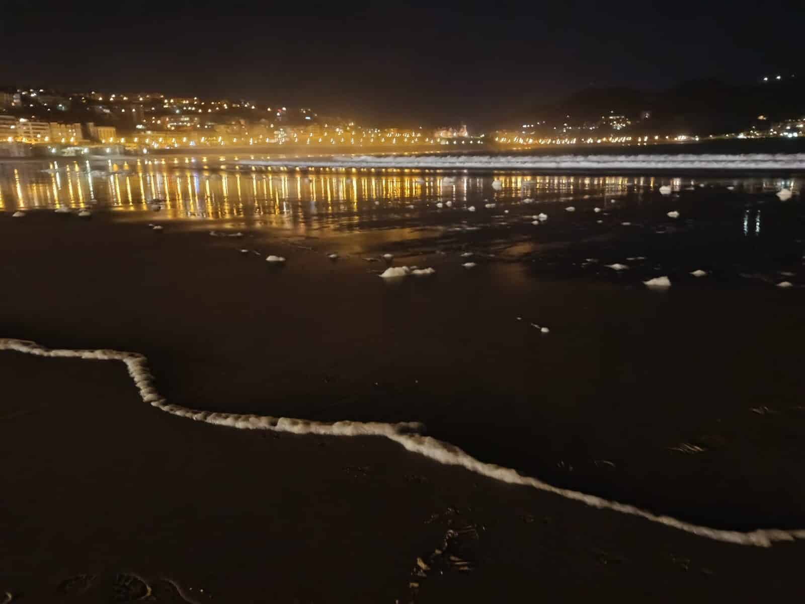 WhatsApp Image 2026 02 01 at 10.26.03 2 Espuma blanca en la noche de La Concha tras el temporal