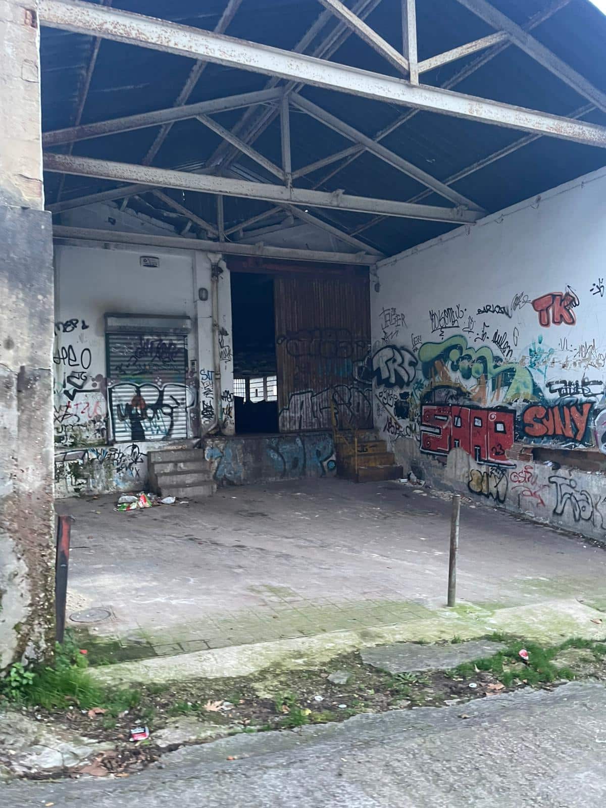 WhatsApp Image 2026 02 03 at 13.07.23 Un muro que no cierra nada en la antigua fábrica de Zardoya Otis