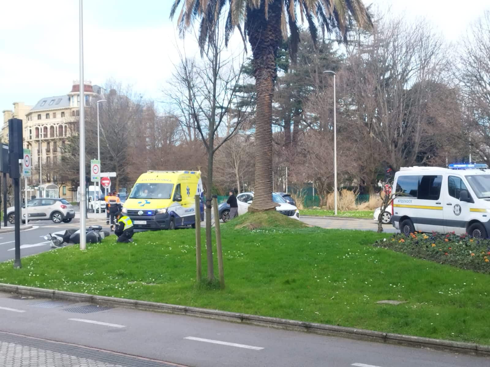 WhatsApp Image 2026 02 03 at 15.04.06 Un motorista herido tras una colisión con un coche en la plaza del Centenario de Donostia