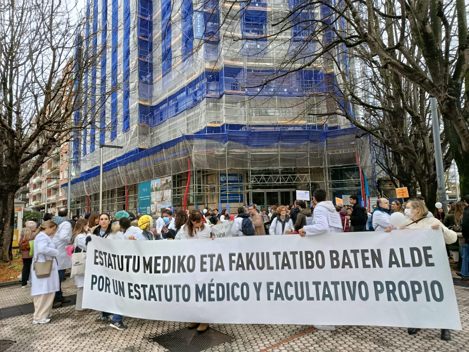 WhatsApp Image 2026 02 20 at 12.29.58 Médicos se manifiestan en Donostia durante la primera semana de huelga para reclamar un estatuto propio