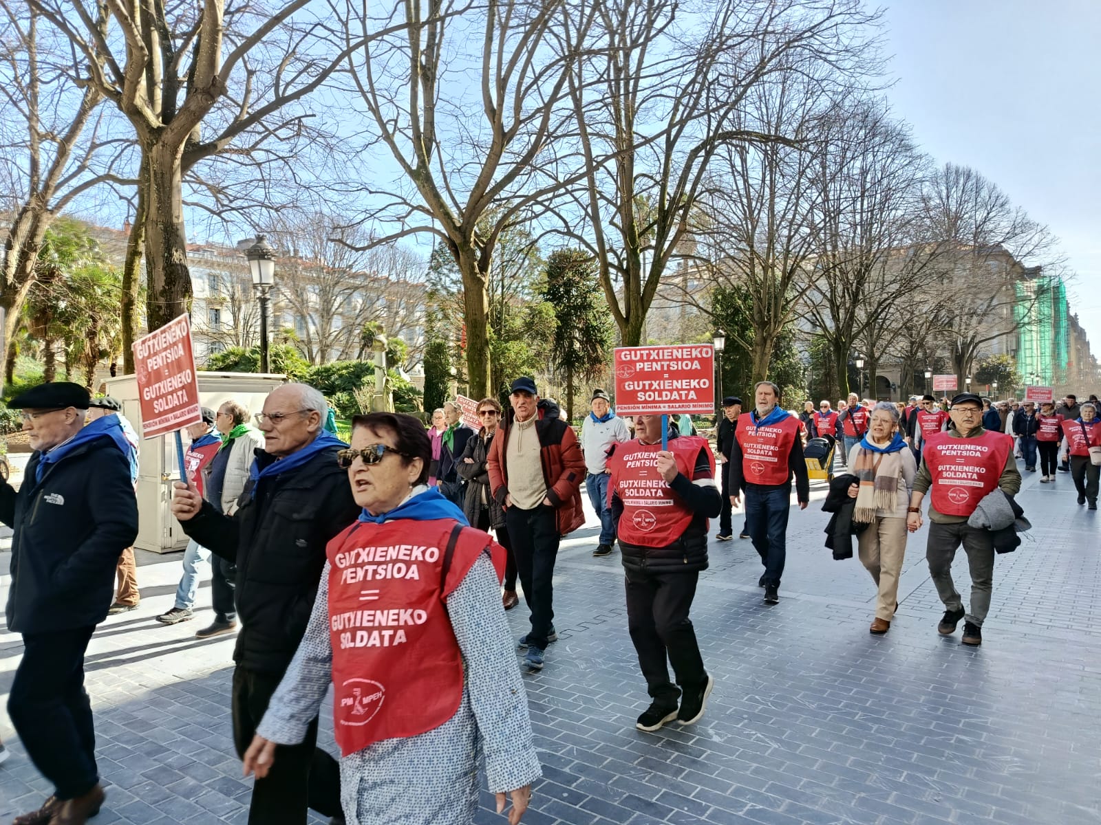 WhatsApp Image 2026-02-21 at 13.47.19 (2) WhatsApp Image 2026 02 21 at 13.47.19 2 Pensionistas se concentran en Donostia para reclamar la revalorización de las pensiones