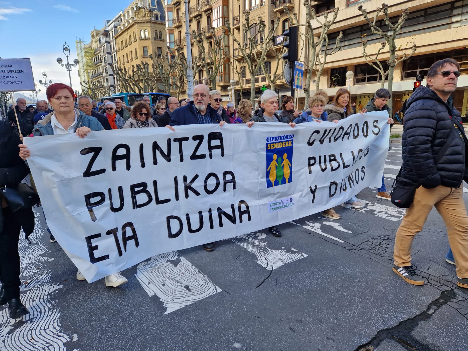 WhatsApp Image 2026 02 28 at 14.09.55 Cientos de personas exigen en Donostia la implicación de la Diputación en el conflicto de las residencias