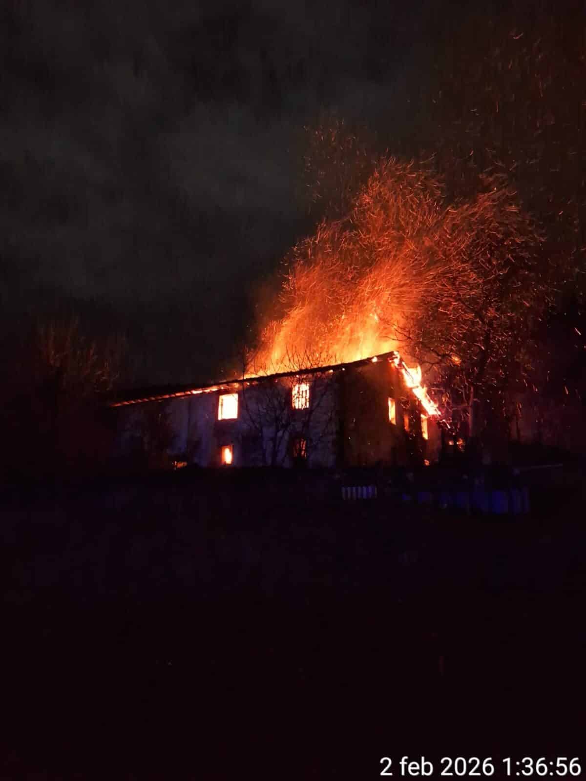 caserio Un incendio calcina un caserío deshabitado en Legazpi