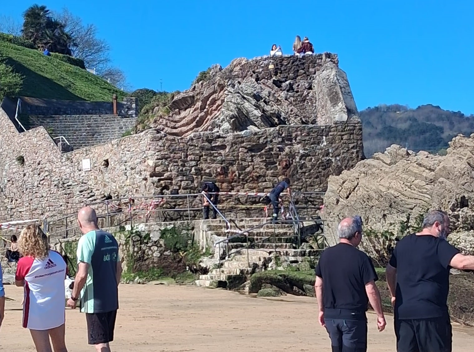 PIco2 Precintan el Pico del Loro… y lo reabren los paseantes en cuanto se va la vigilancia