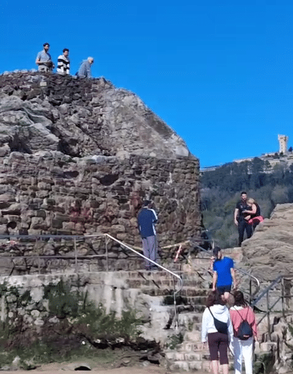 Pico del Loro Precintan el Pico del Loro… y lo reabren los paseantes en cuanto se va la vigilancia