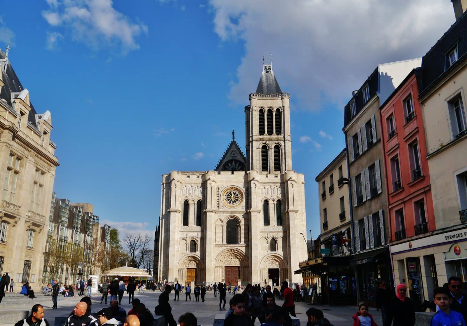 Saint Denis Basilique Saint Denis Fassade 1 Un vecino de Tolosa descuartizado al parecer por su casero en una vivienda de París