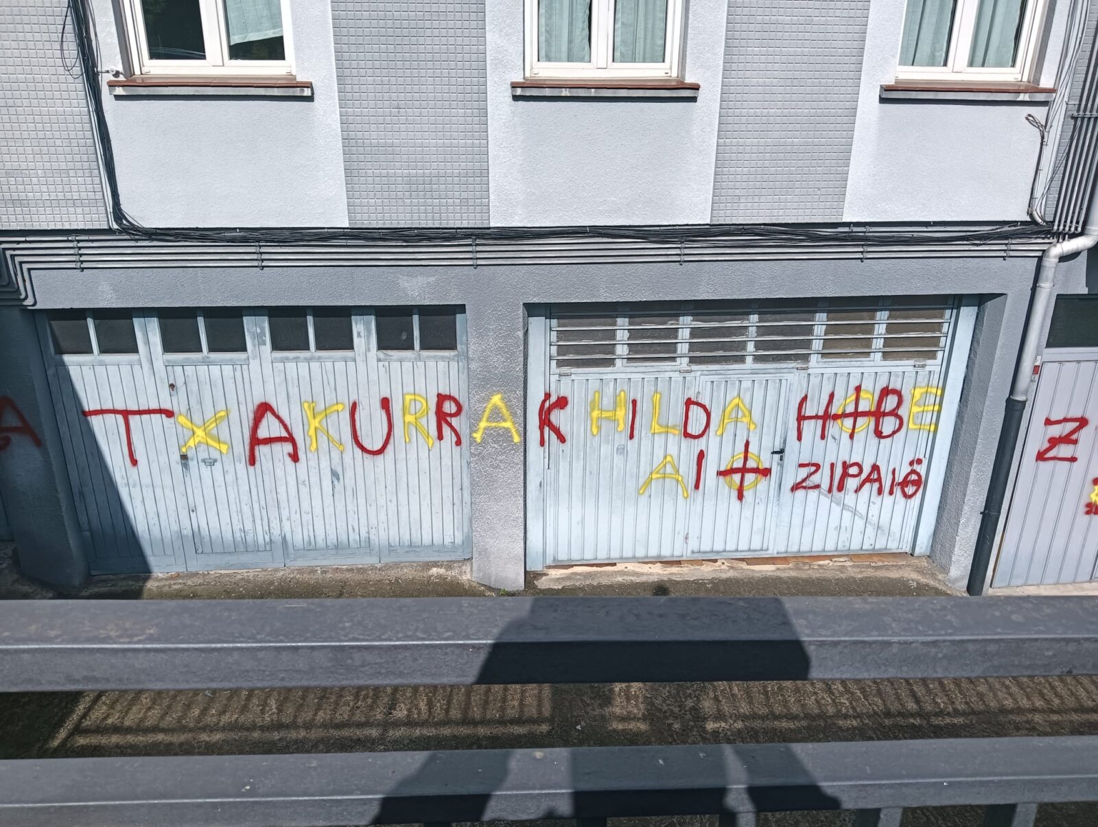 WhatsApp Image 2026 03 15 at 12.55.43 Pintadas con insultos contra la Ertzaintza y Bingen Zupiria en Hernani
