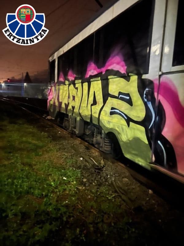grafitis1 Cinco detenidos por hacer grafitis en mamparas de la N-1 y en trenes de Euskotren en Gipuzkoa