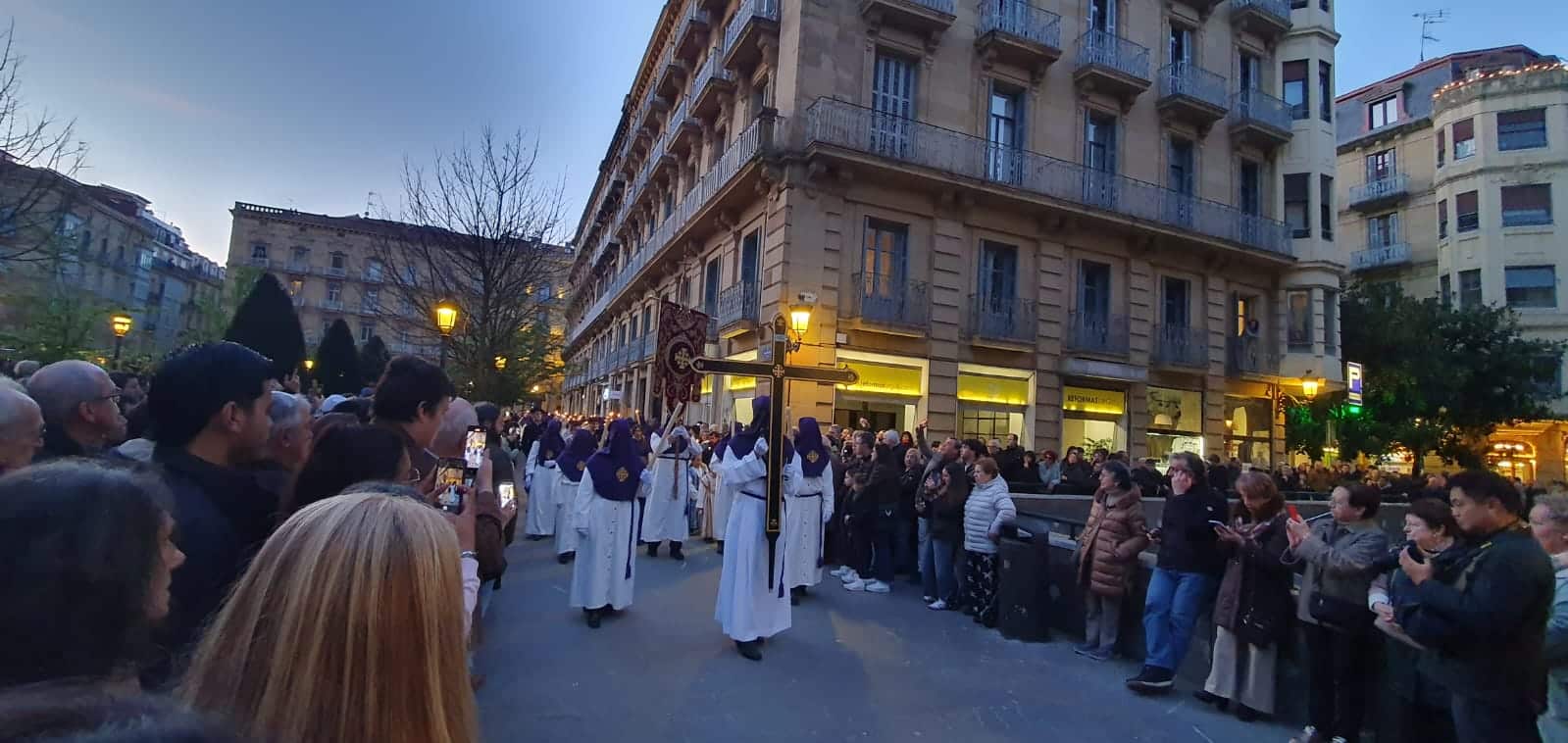 WhatsApp Image 2026 04 03 at 21.23.55 1 (Fotos) La procesión regresa a Donostia, 60 años después, acompañada por miles de personas