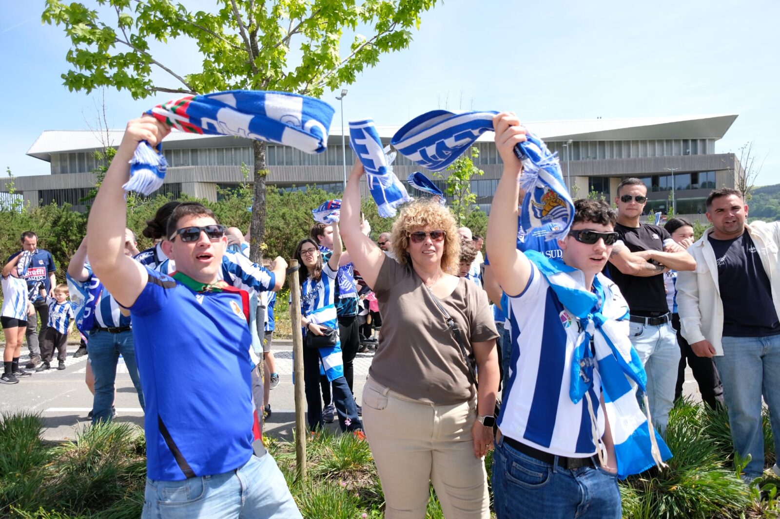 WhatsApp Image 2026 04 17 at 14.22.20 1 (Fotos) La Real parte hacia Sevilla